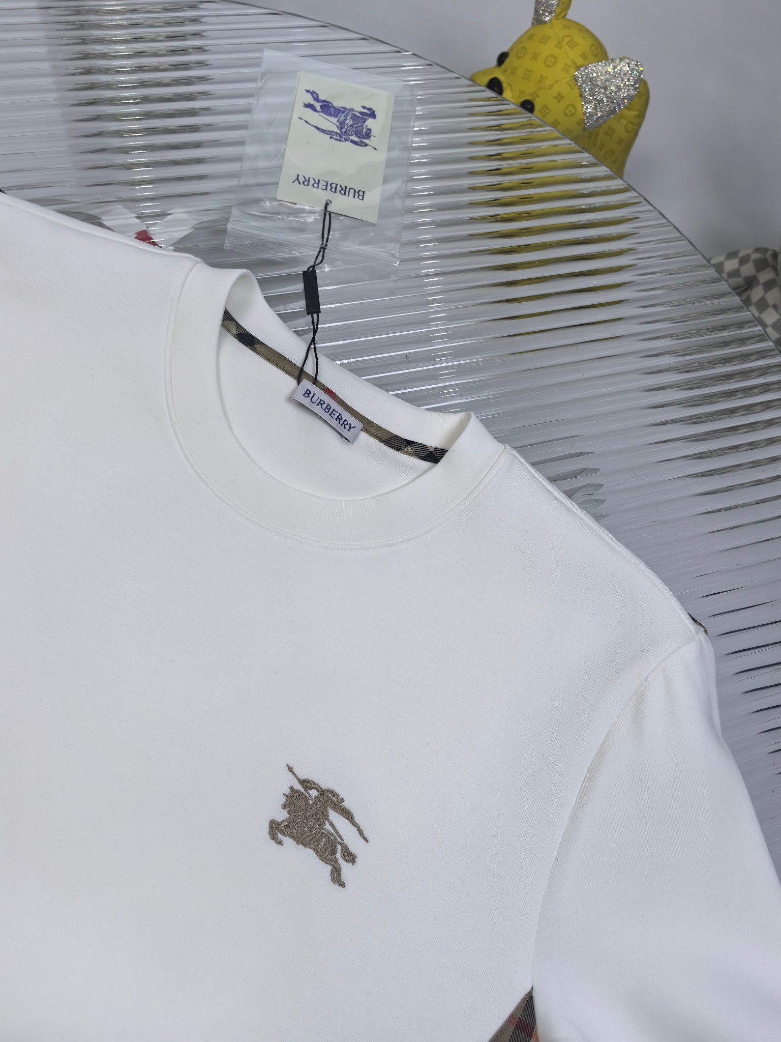 巴宝莉 2025秋冬 圆领刺绣短袖T恤打底衫 元素性的Logo徽章凸显休闲时尚魅力,依然独领时尚风骚.内