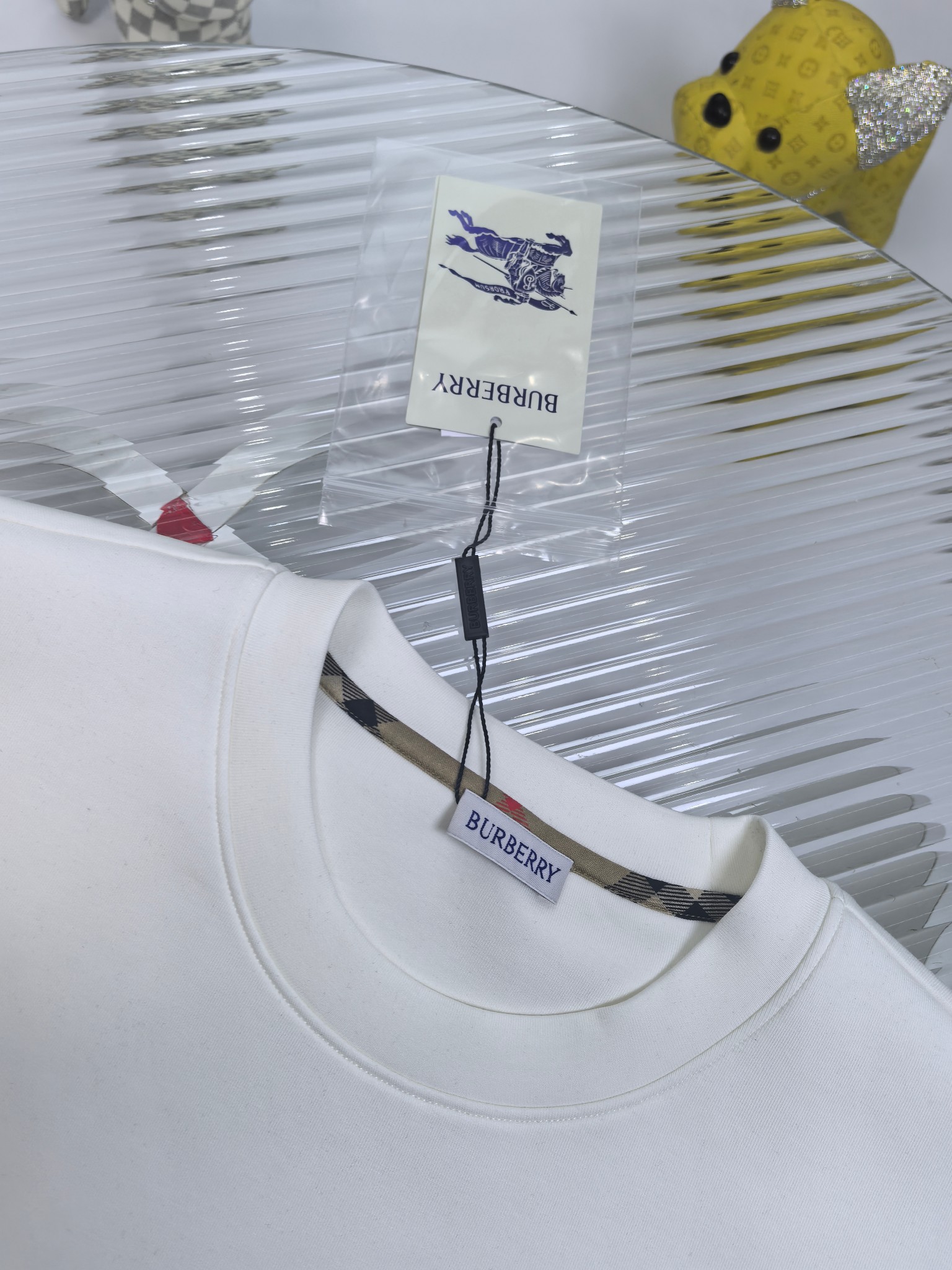 巴宝莉 2025秋冬 圆领刺绣短袖T恤打底衫 元素性的Logo徽章凸显休闲时尚魅力,依然独领时尚风骚.内