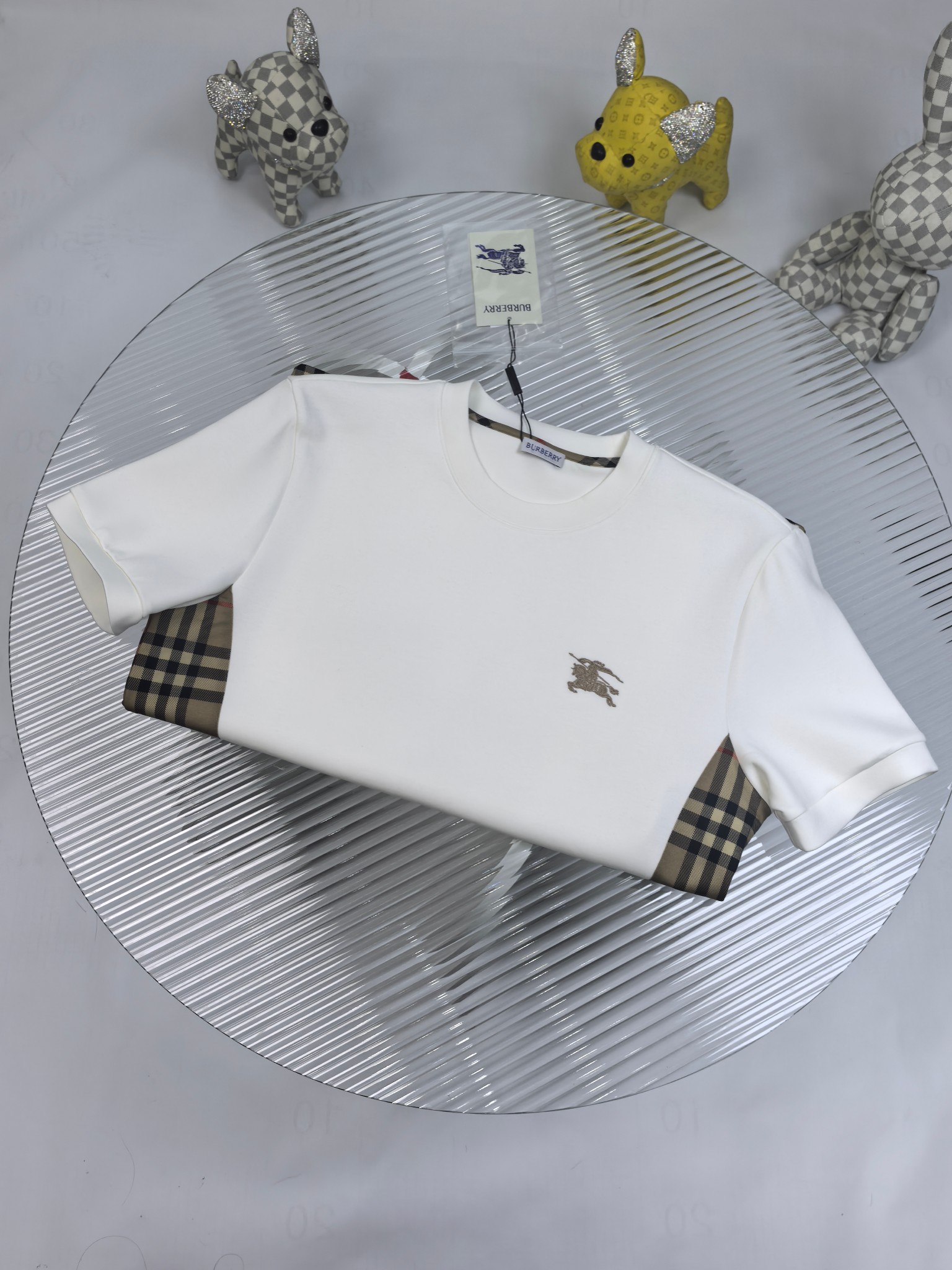 巴宝莉 2025秋冬 圆领刺绣短袖T恤打底衫 元素性的Logo徽章凸显休闲时尚魅力,依然独领时尚风骚.内