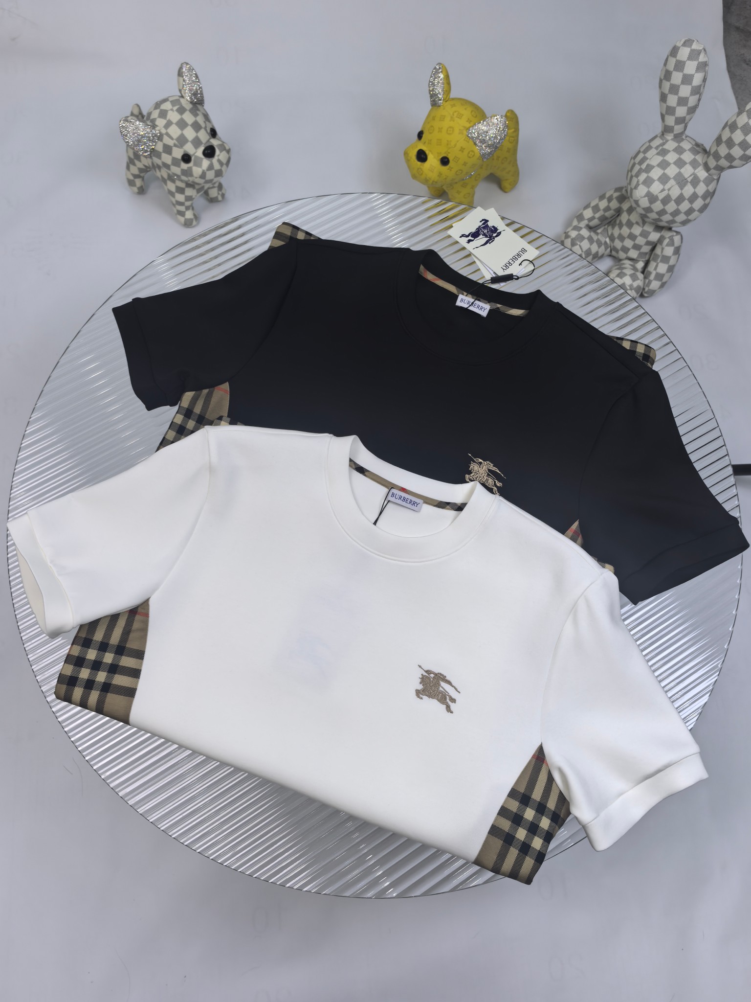 巴宝莉 2025秋冬 圆领刺绣短袖T恤打底衫 元素性的Logo徽章凸显休闲时尚魅力,依然独领时尚风骚.内