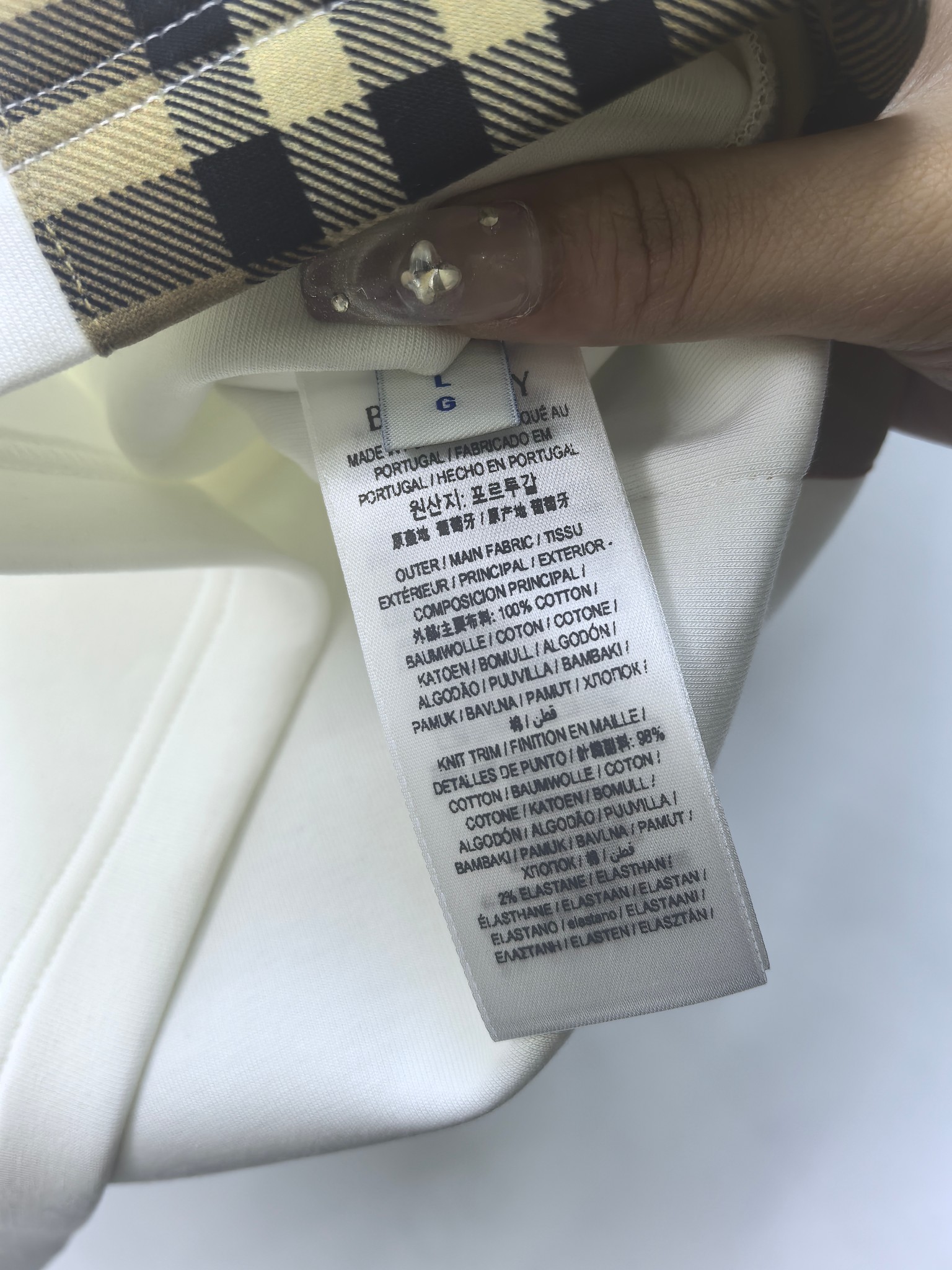 巴宝莉 2025秋冬 圆领刺绣短袖T恤打底衫 元素性的Logo徽章凸显休闲时尚魅力,依然独领时尚风骚.内