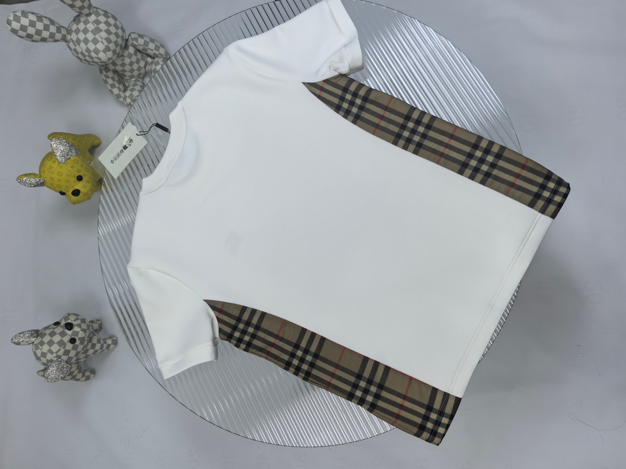 巴宝莉 2025秋冬 圆领刺绣短袖T恤打底衫 元素性的Logo徽章凸显休闲时尚魅力,依然独领时尚风骚.内