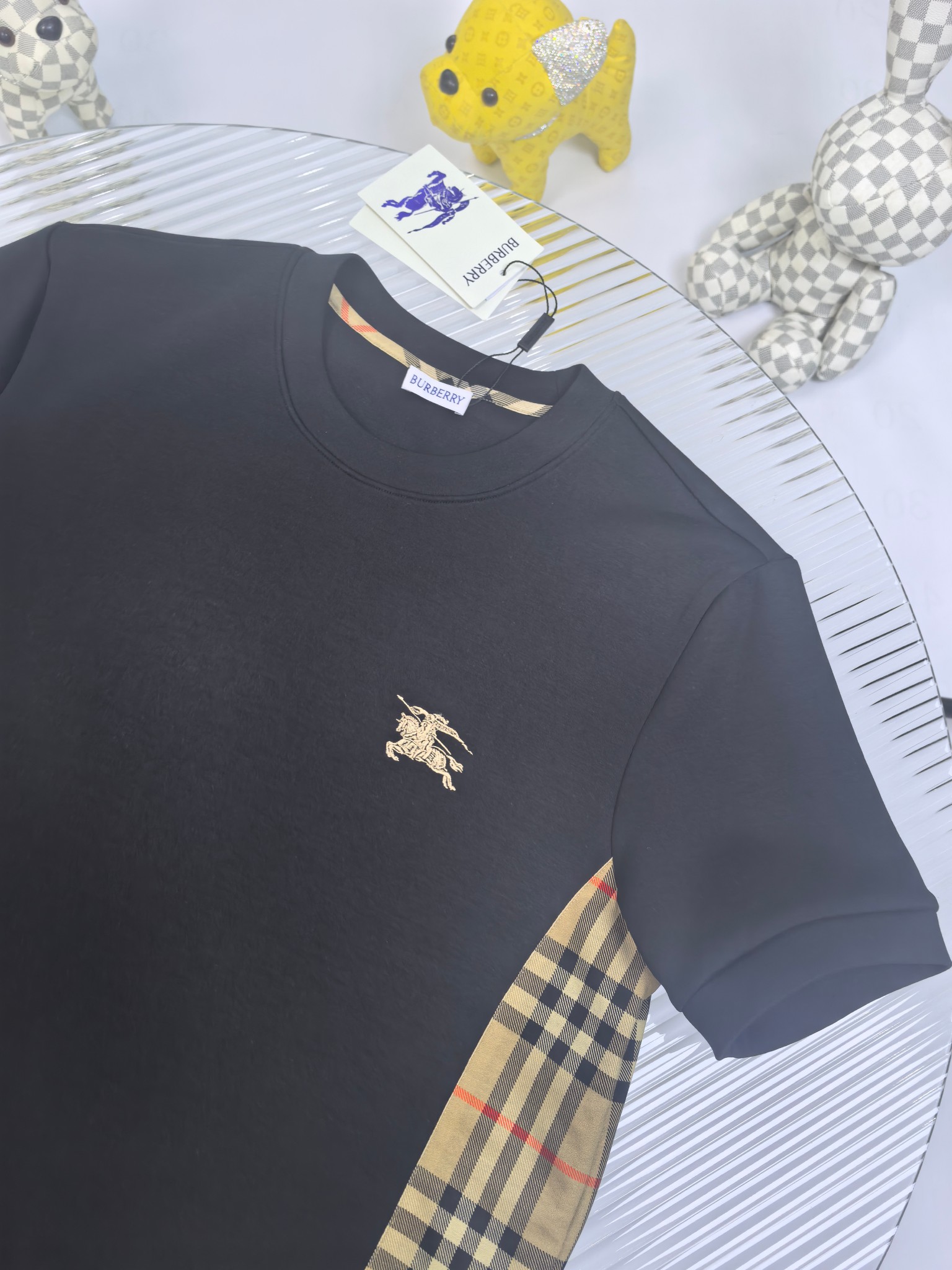 巴宝莉 2025秋冬 圆领刺绣短袖T恤打底衫 元素性的Logo徽章凸显休闲时尚魅力,依然独领时尚风骚.内