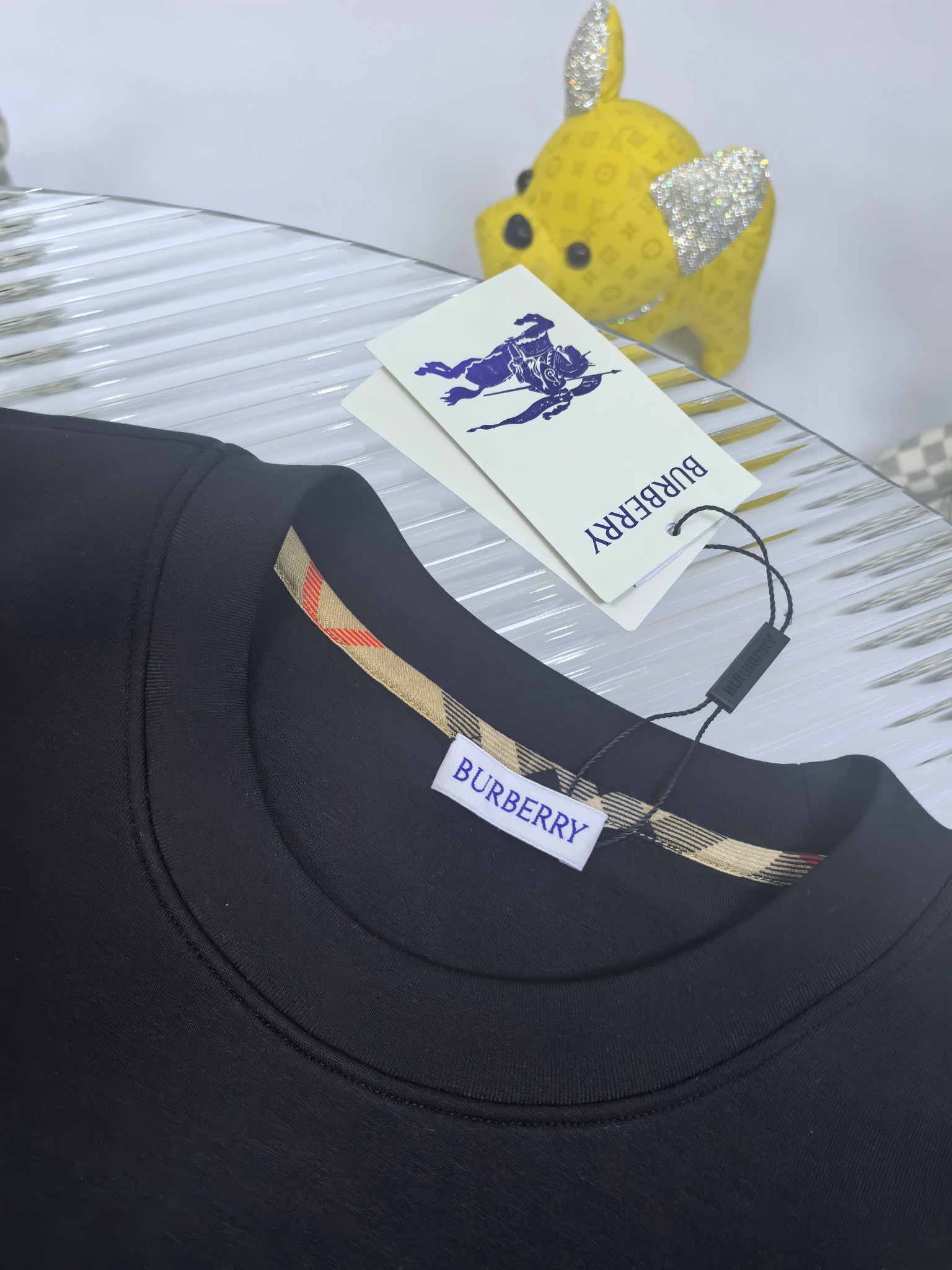 巴宝莉 2025秋冬 圆领刺绣短袖T恤打底衫 元素性的Logo徽章凸显休闲时尚魅力,依然独领时尚风骚.内