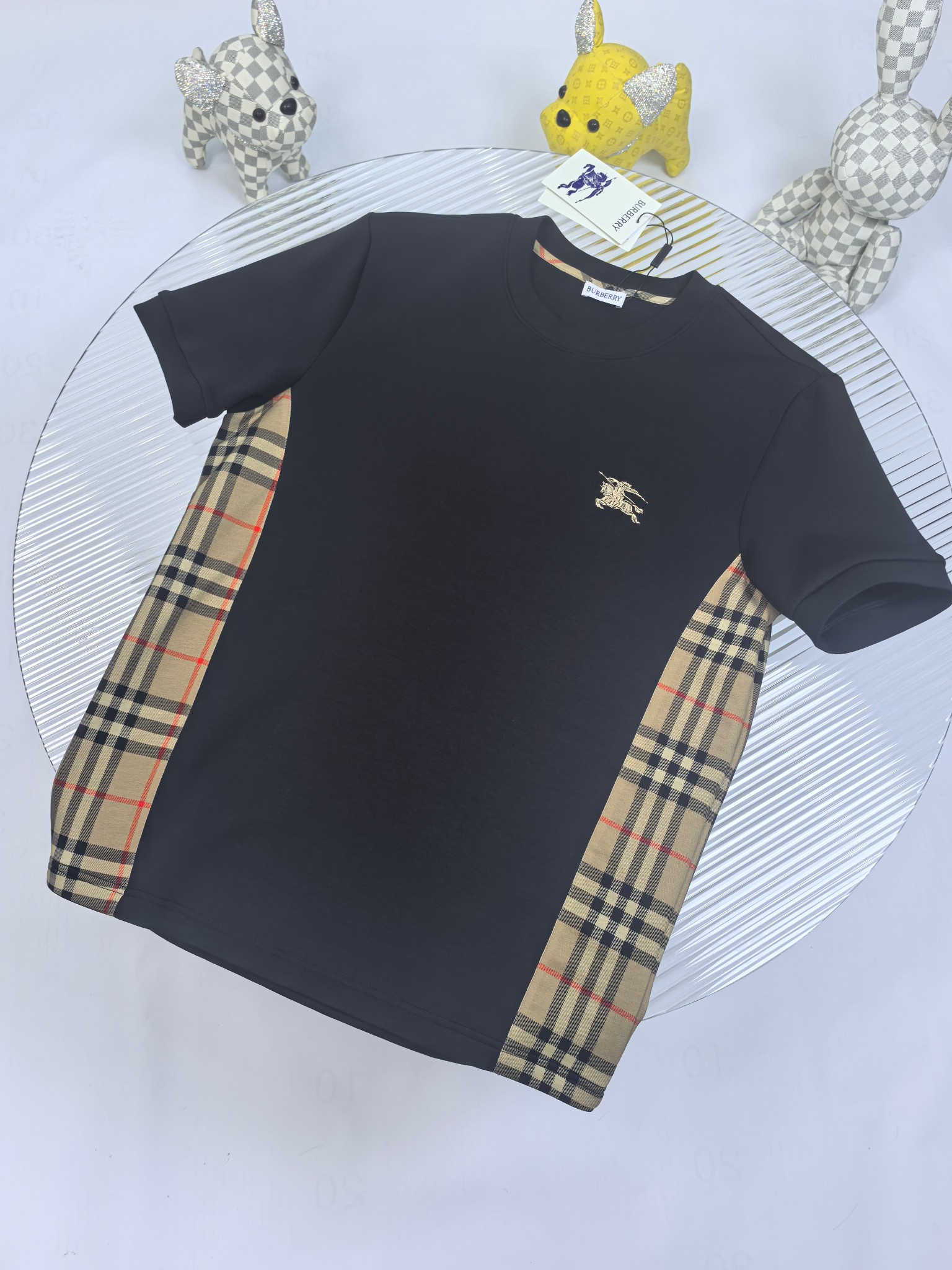 巴宝莉 2025秋冬 圆领刺绣短袖T恤打底衫 元素性的Logo徽章凸显休闲时尚魅力,依然独领时尚风骚.内