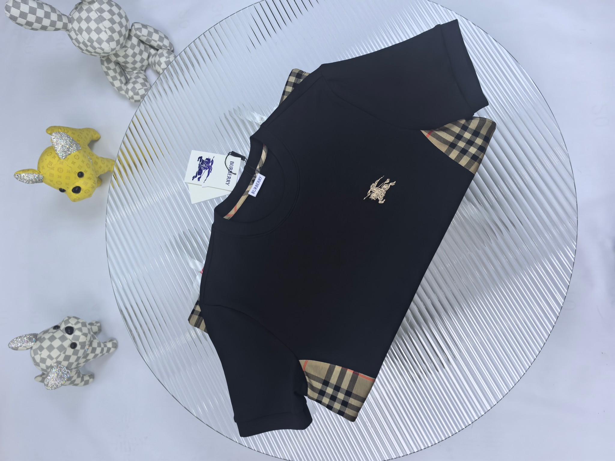 巴宝莉 2025秋冬 圆领刺绣短袖T恤打底衫 元素性的Logo徽章凸显休闲时尚魅力,依然独领时尚风骚.内