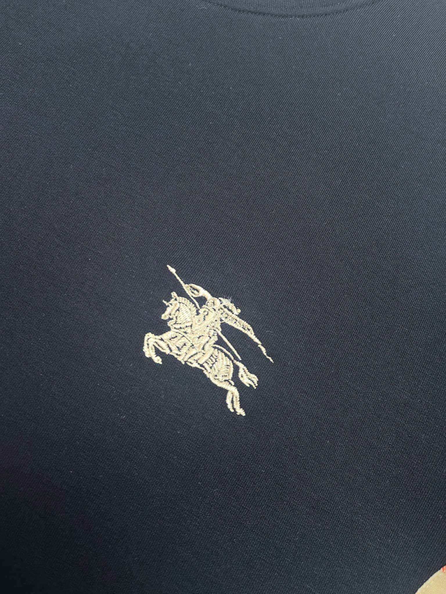 巴宝莉 2025秋冬 圆领刺绣短袖T恤打底衫 元素性的Logo徽章凸显休闲时尚魅力,依然独领时尚风骚.内