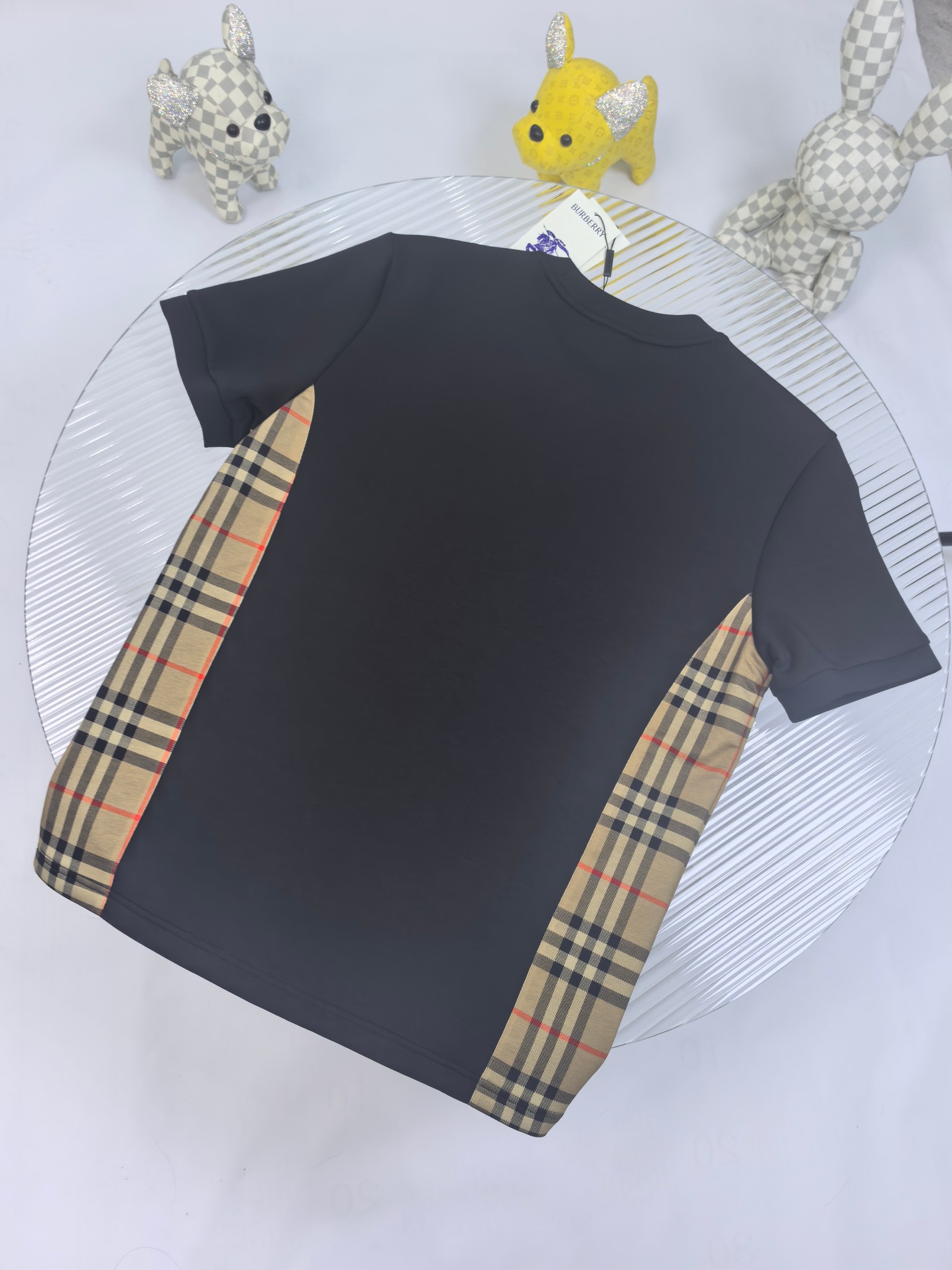 巴宝莉 2025秋冬 圆领刺绣短袖T恤打底衫 元素性的Logo徽章凸显休闲时尚魅力,依然独领时尚风骚.内