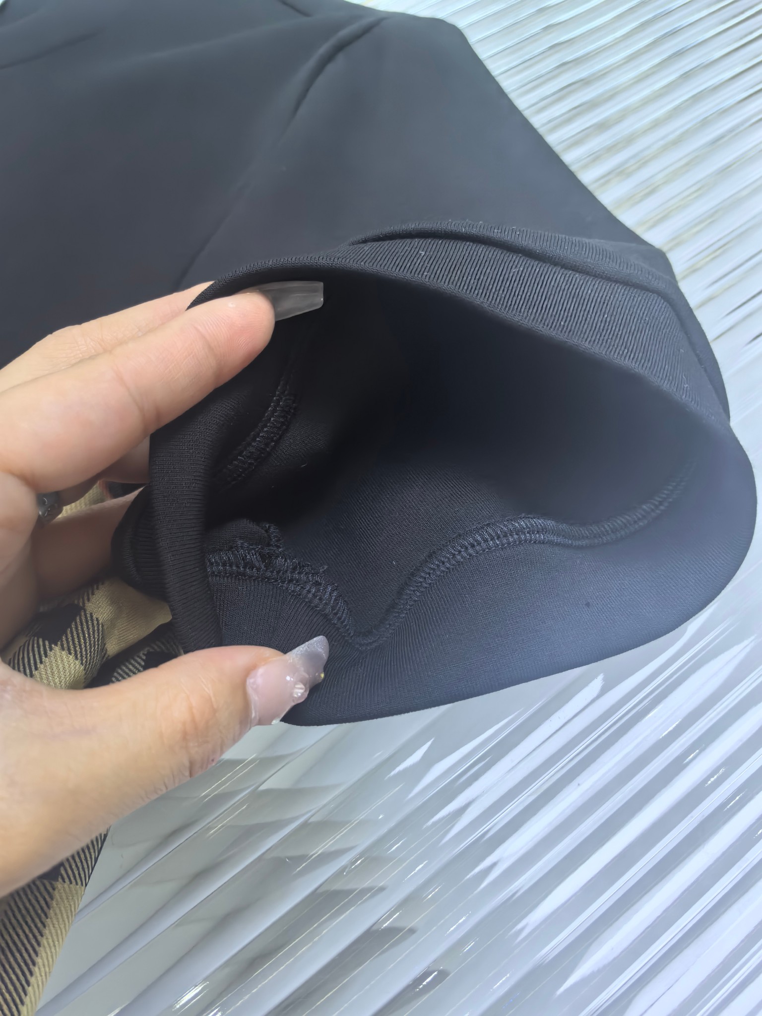 巴宝莉 2025秋冬 圆领刺绣短袖T恤打底衫 元素性的Logo徽章凸显休闲时尚魅力,依然独领时尚风骚.内