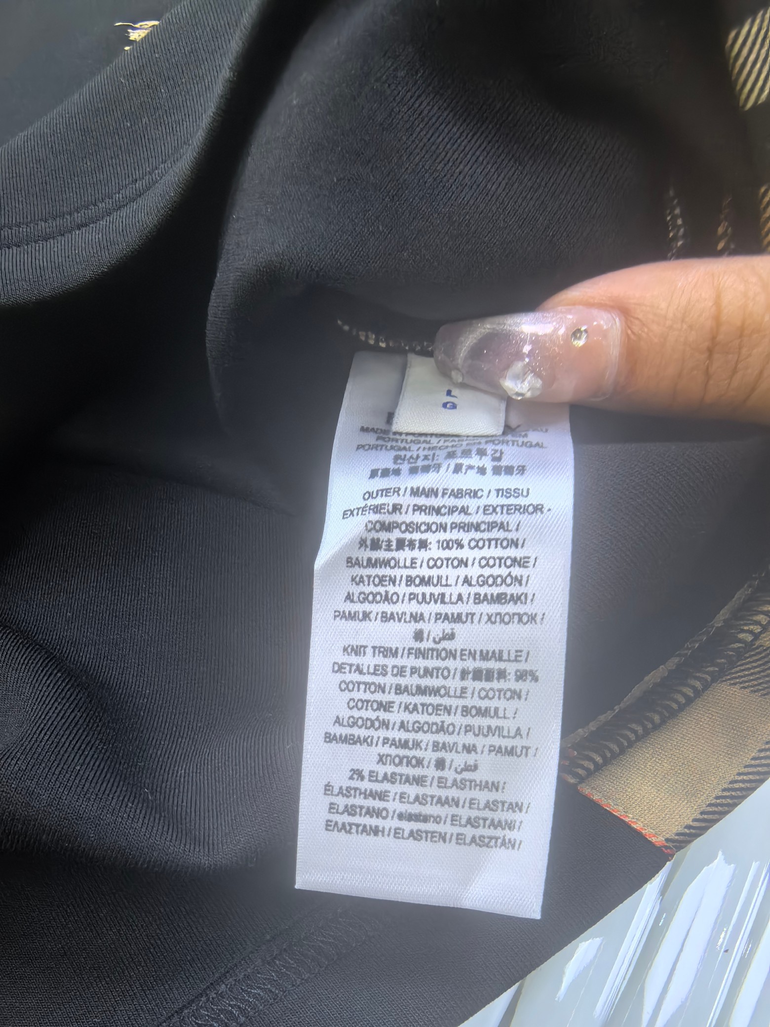 巴宝莉 2025秋冬 圆领刺绣短袖T恤打底衫 元素性的Logo徽章凸显休闲时尚魅力,依然独领时尚风骚.内