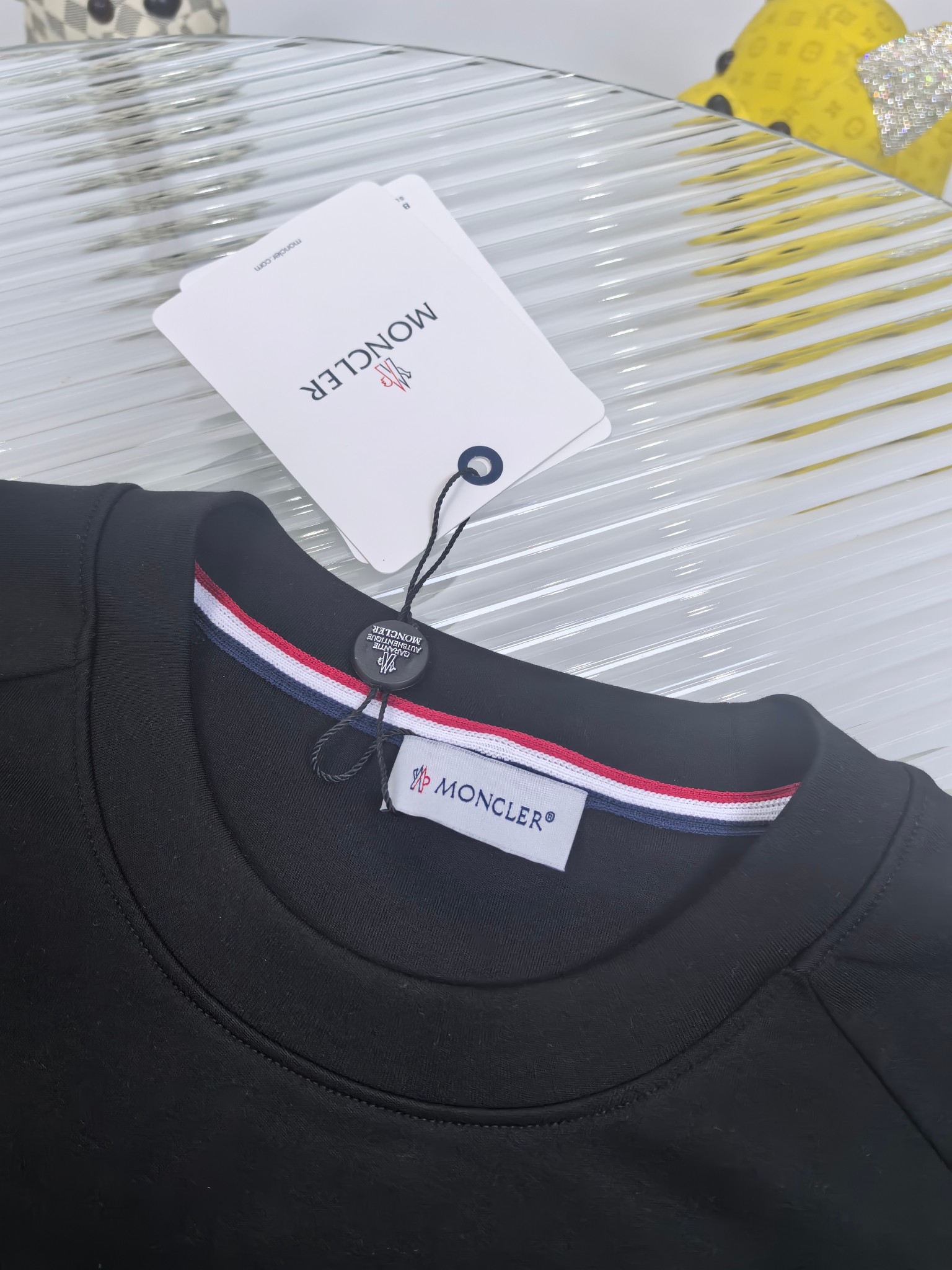 蒙口 2025秋冬 圆领刺绣短袖T恤打底衫 元素性的Logo徽章凸显休闲时尚魅力,依然独领时尚风骚.内搭