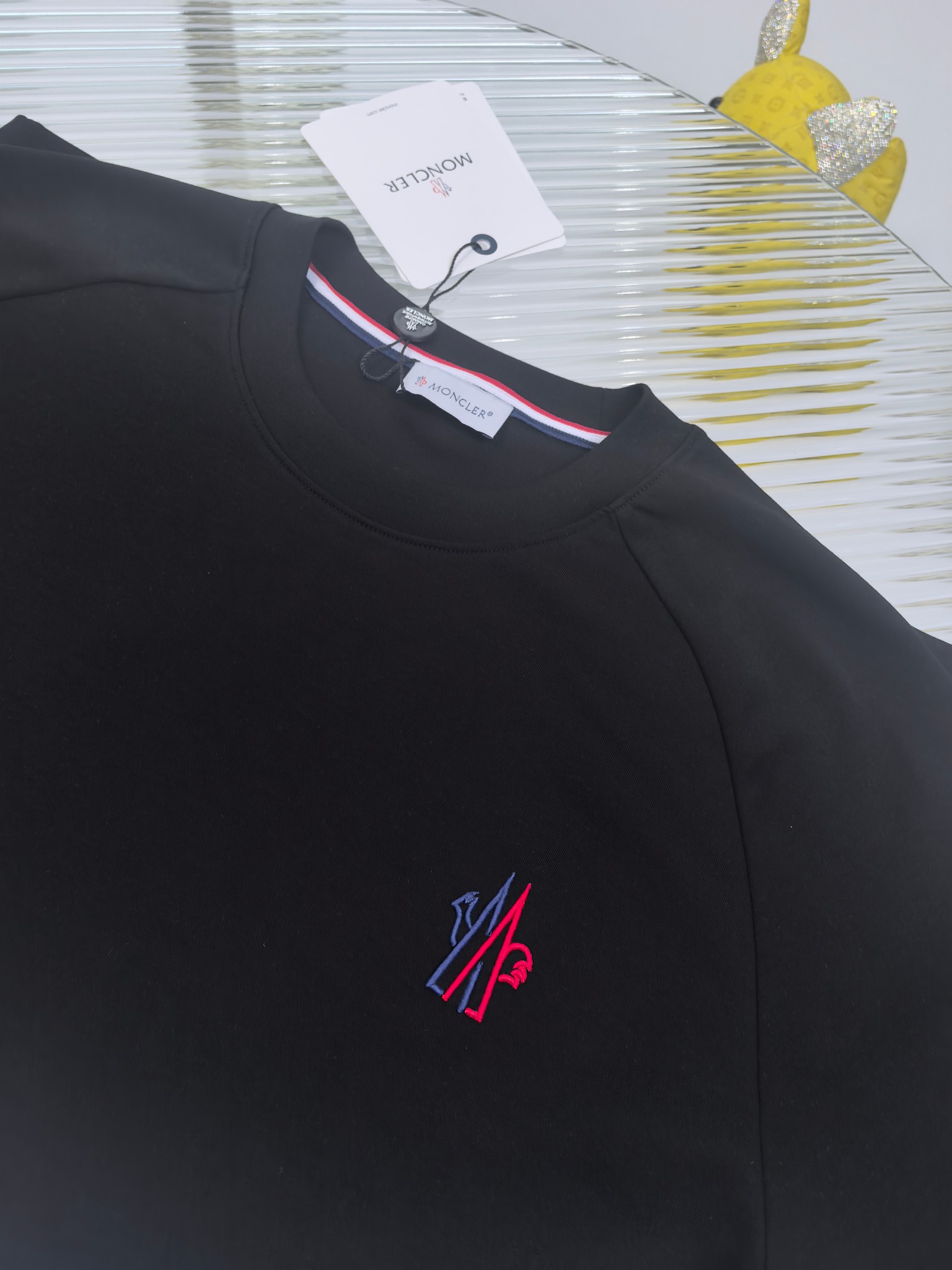 蒙口 2025秋冬 圆领刺绣短袖T恤打底衫 元素性的Logo徽章凸显休闲时尚魅力,依然独领时尚风骚.内搭