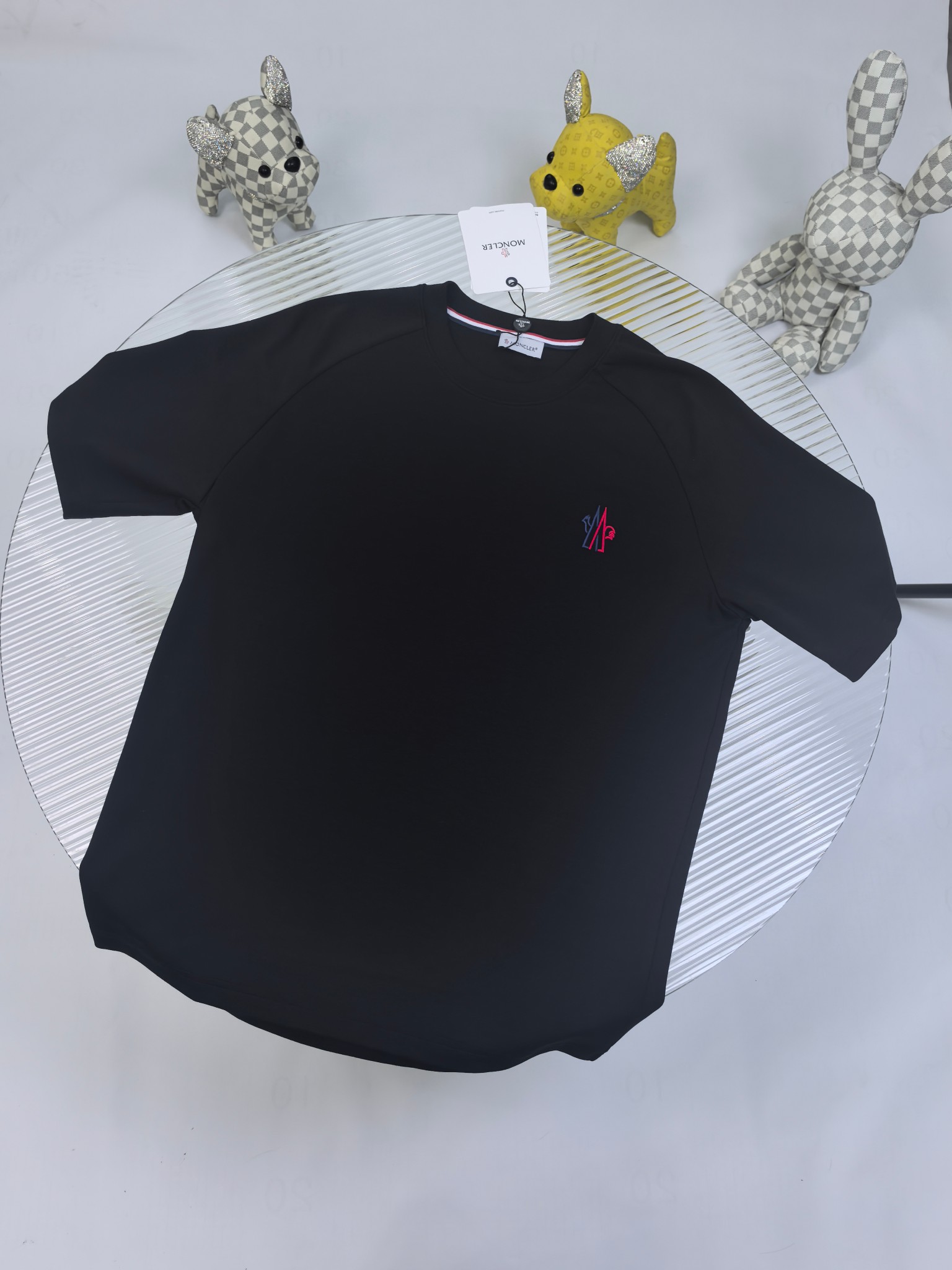 蒙口 2025秋冬 圆领刺绣短袖T恤打底衫 元素性的Logo徽章凸显休闲时尚魅力,依然独领时尚风骚.内搭