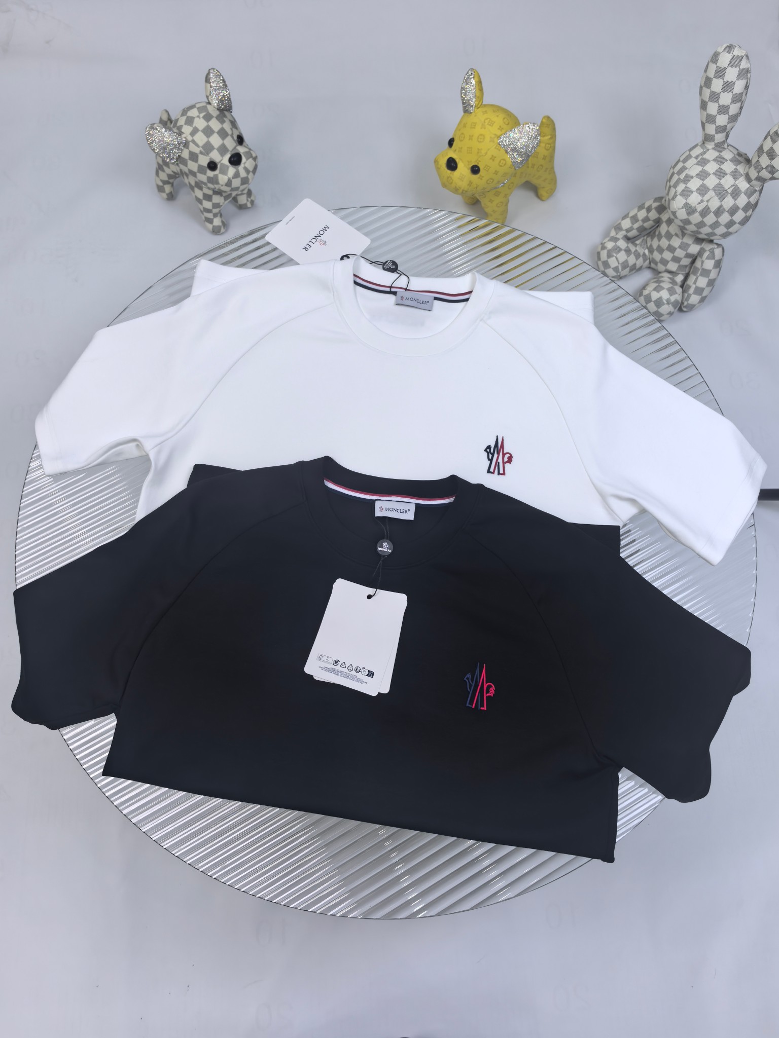 蒙口 2025秋冬 圆领刺绣短袖T恤打底衫 元素性的Logo徽章凸显休闲时尚魅力,依然独领时尚风骚.内搭