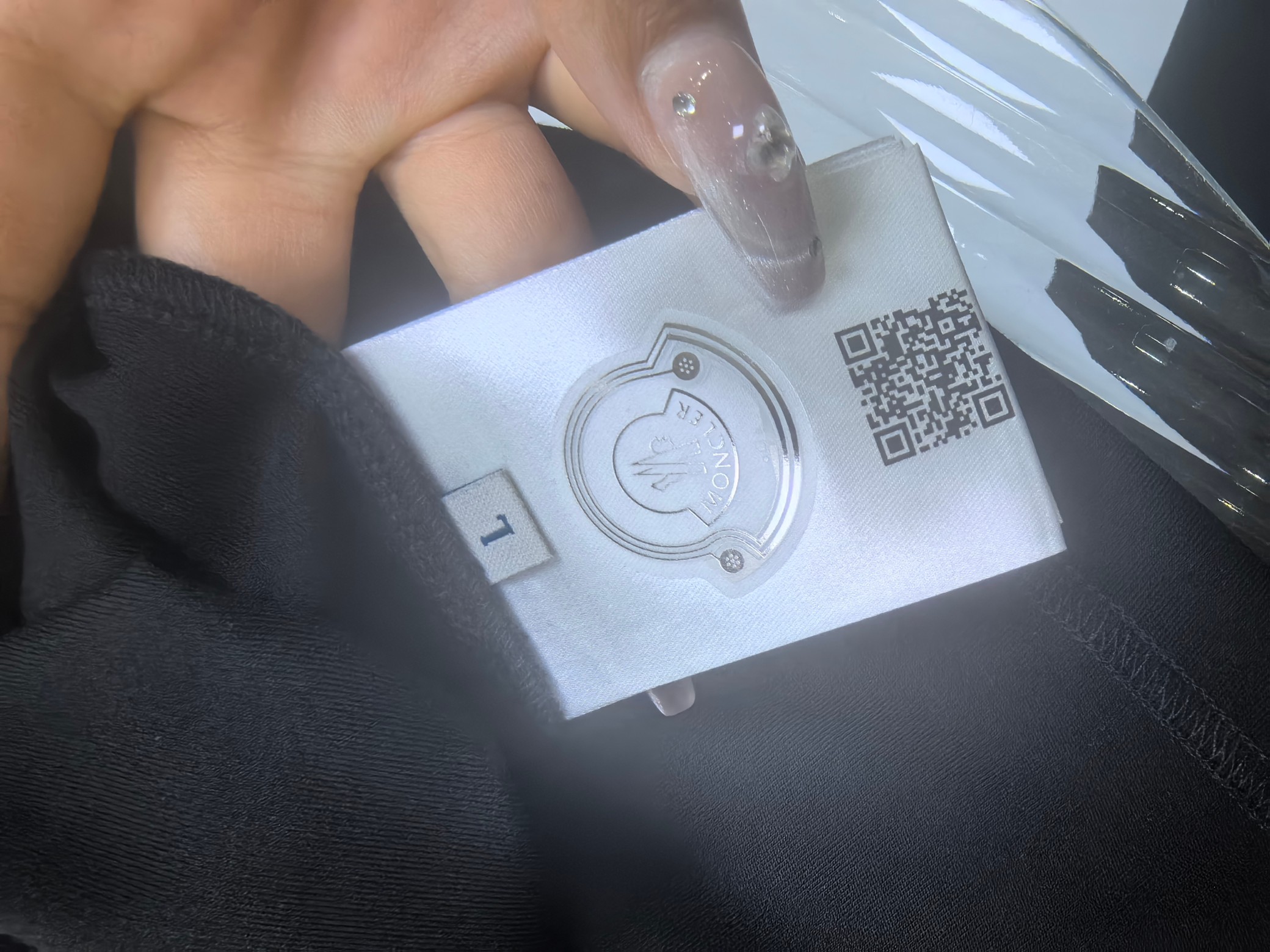 蒙口 2025秋冬 圆领刺绣短袖T恤打底衫 元素性的Logo徽章凸显休闲时尚魅力,依然独领时尚风骚.内搭