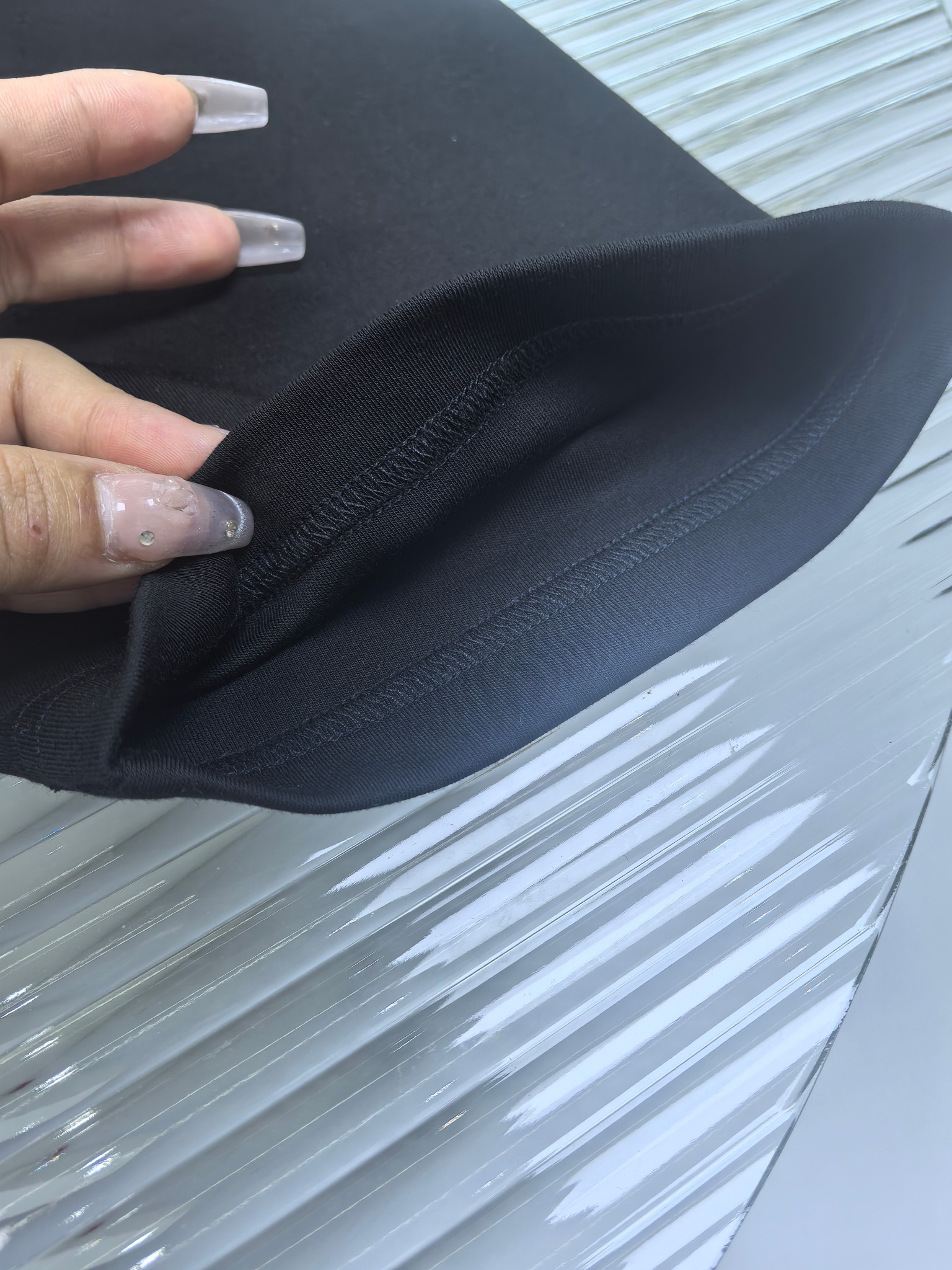 蒙口 2025秋冬 圆领刺绣短袖T恤打底衫 元素性的Logo徽章凸显休闲时尚魅力,依然独领时尚风骚.内搭