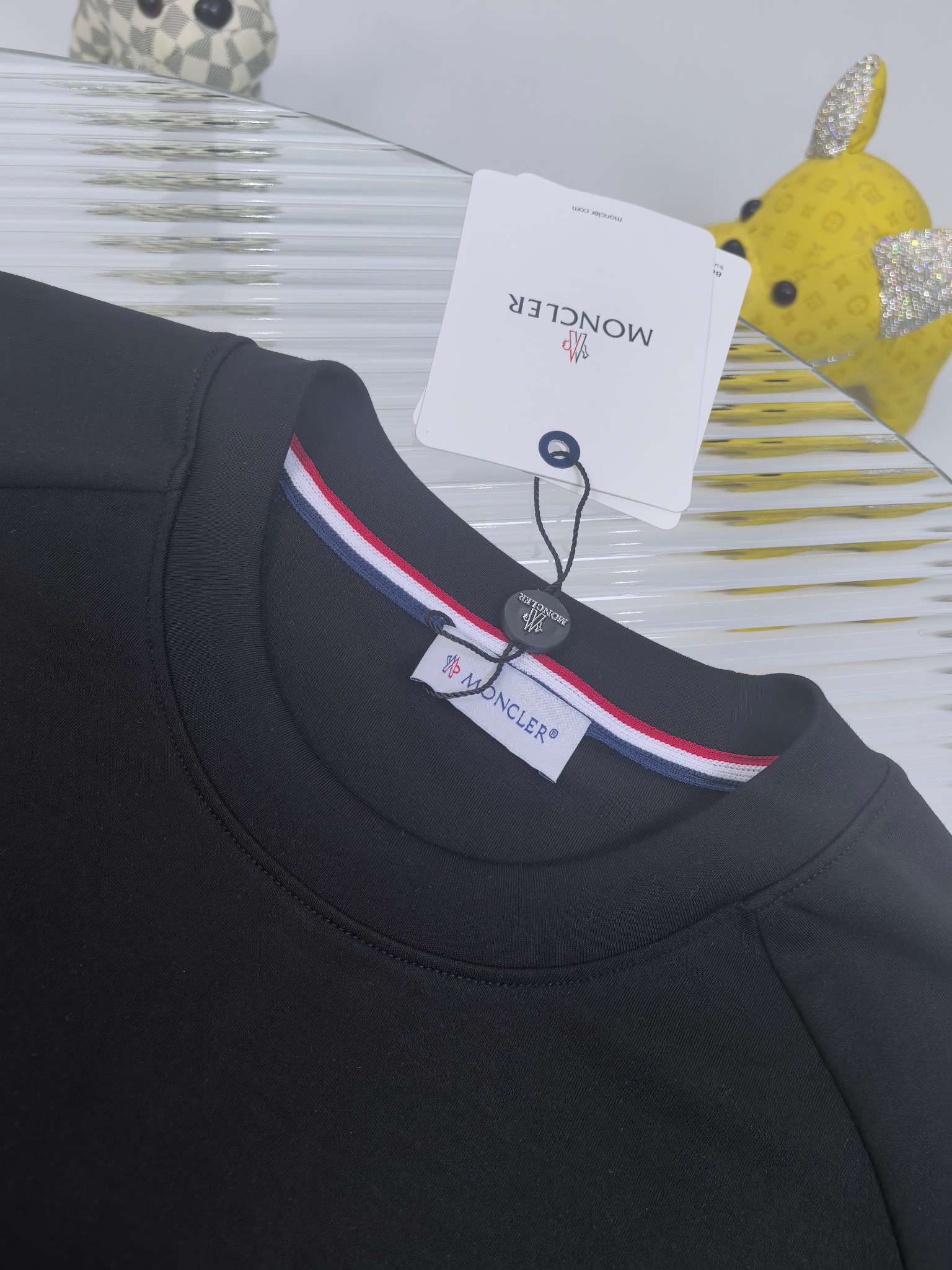 蒙口 2025秋冬 圆领刺绣短袖T恤打底衫 元素性的Logo徽章凸显休闲时尚魅力,依然独领时尚风骚.内搭