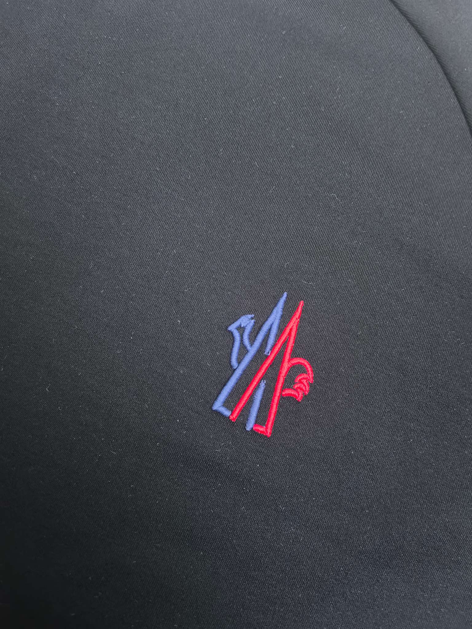 蒙口 2025秋冬 圆领刺绣短袖T恤打底衫 元素性的Logo徽章凸显休闲时尚魅力,依然独领时尚风骚.内搭