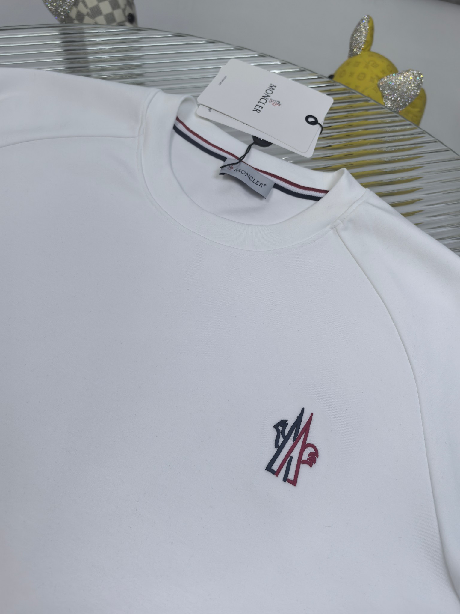 蒙口 2025秋冬 圆领刺绣短袖T恤打底衫 元素性的Logo徽章凸显休闲时尚魅力,依然独领时尚风骚.内搭