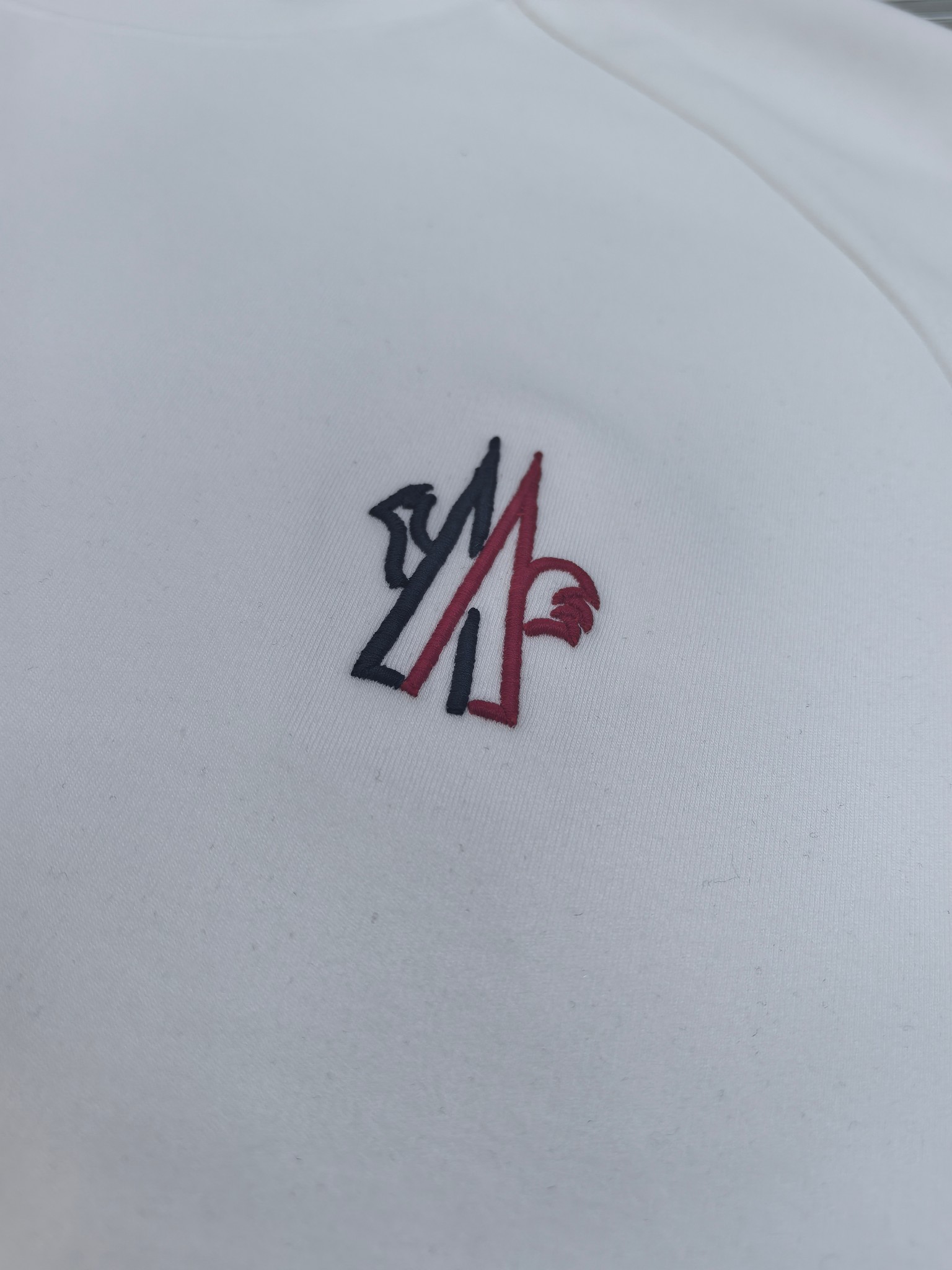 蒙口 2025秋冬 圆领刺绣短袖T恤打底衫 元素性的Logo徽章凸显休闲时尚魅力,依然独领时尚风骚.内搭