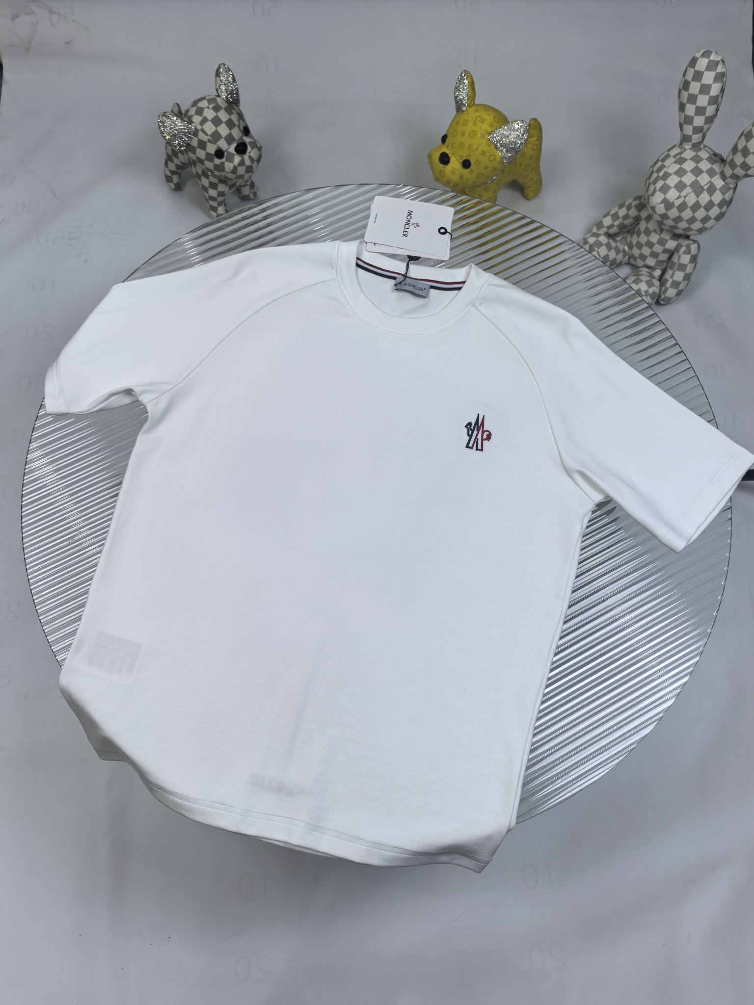 蒙口 2025秋冬 圆领刺绣短袖T恤打底衫 元素性的Logo徽章凸显休闲时尚魅力,依然独领时尚风骚.内搭