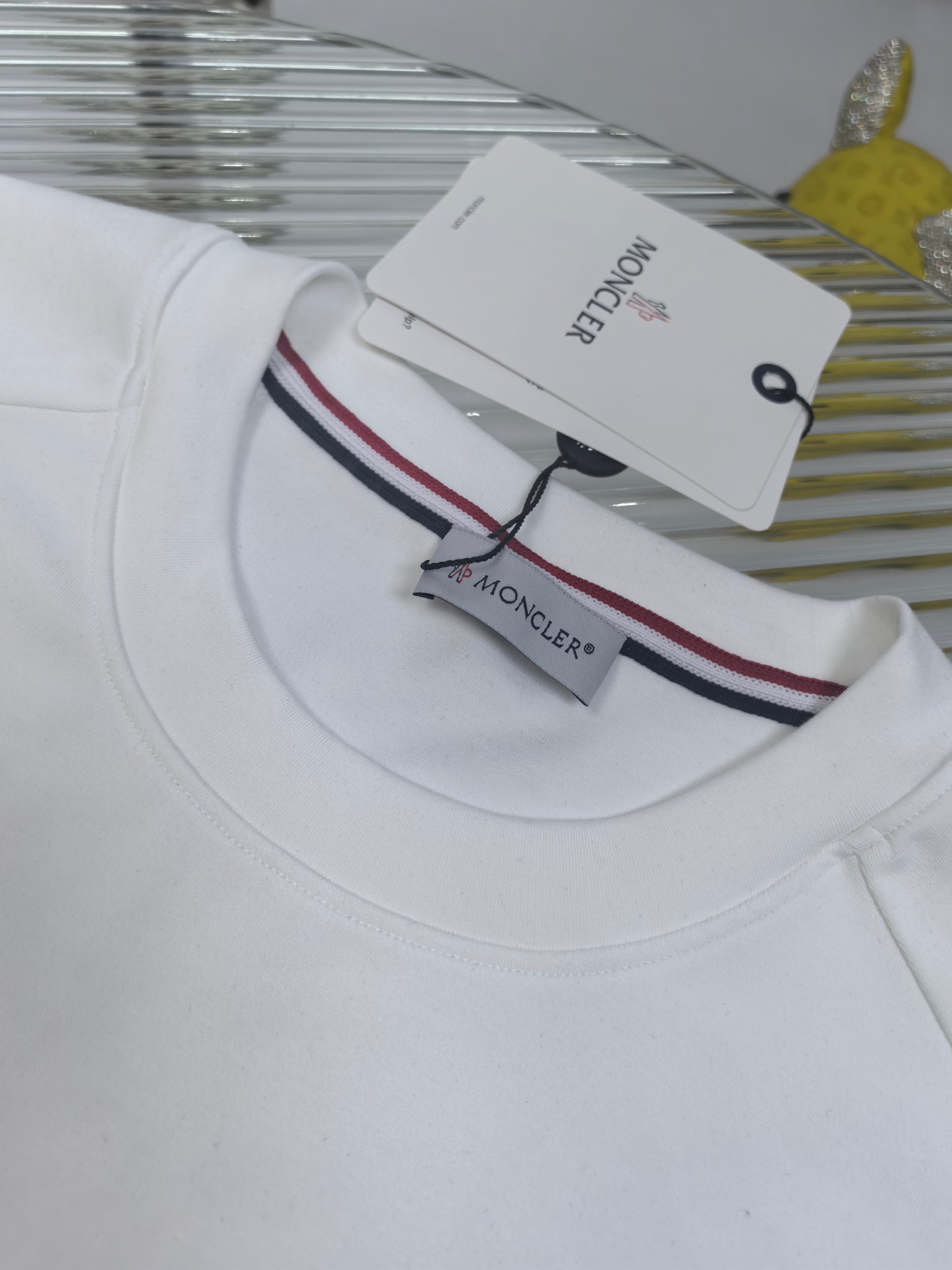 蒙口 2025秋冬 圆领刺绣短袖T恤打底衫 元素性的Logo徽章凸显休闲时尚魅力,依然独领时尚风骚.内搭