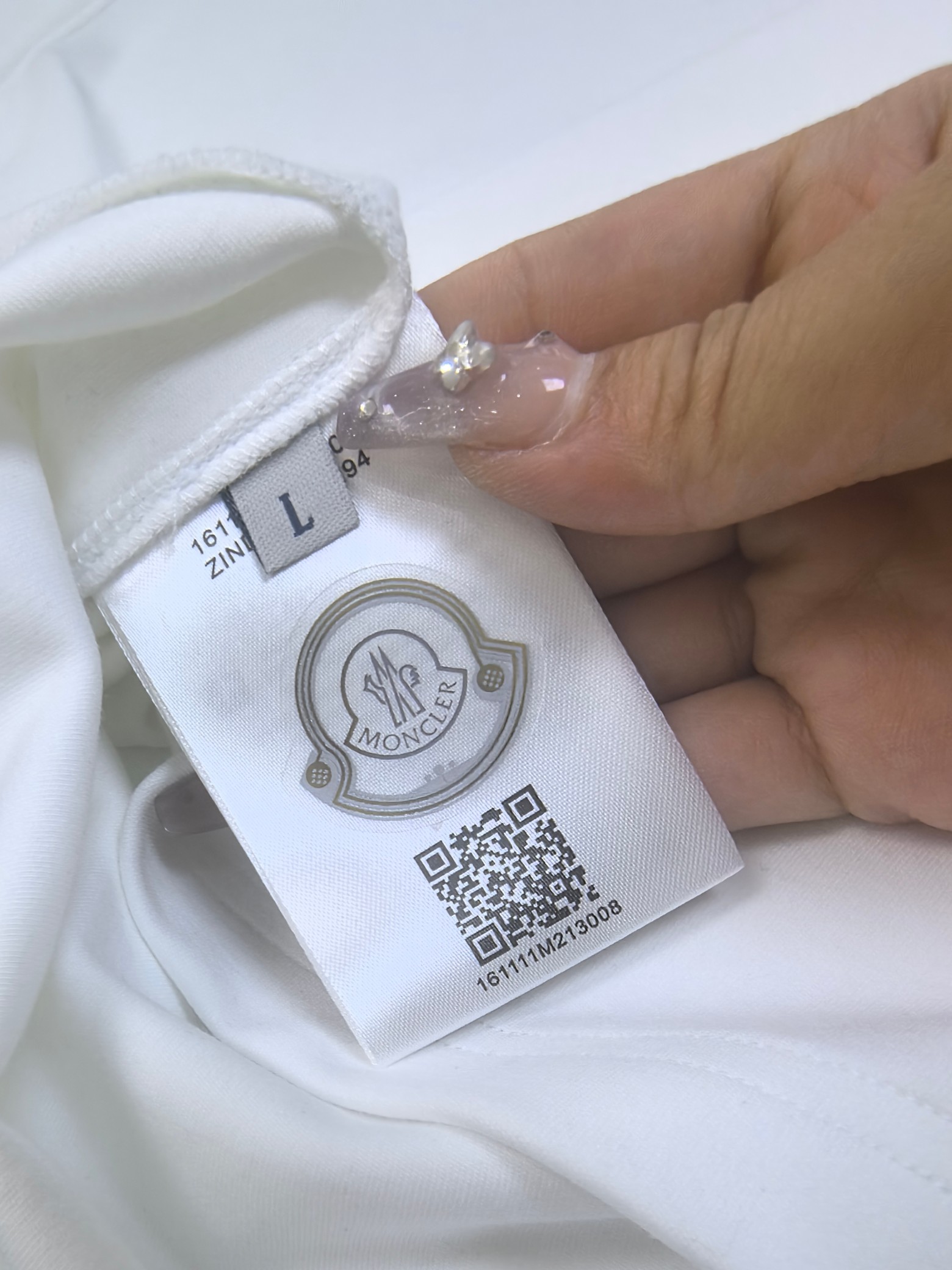 蒙口 2025秋冬 圆领刺绣短袖T恤打底衫 元素性的Logo徽章凸显休闲时尚魅力,依然独领时尚风骚.内搭