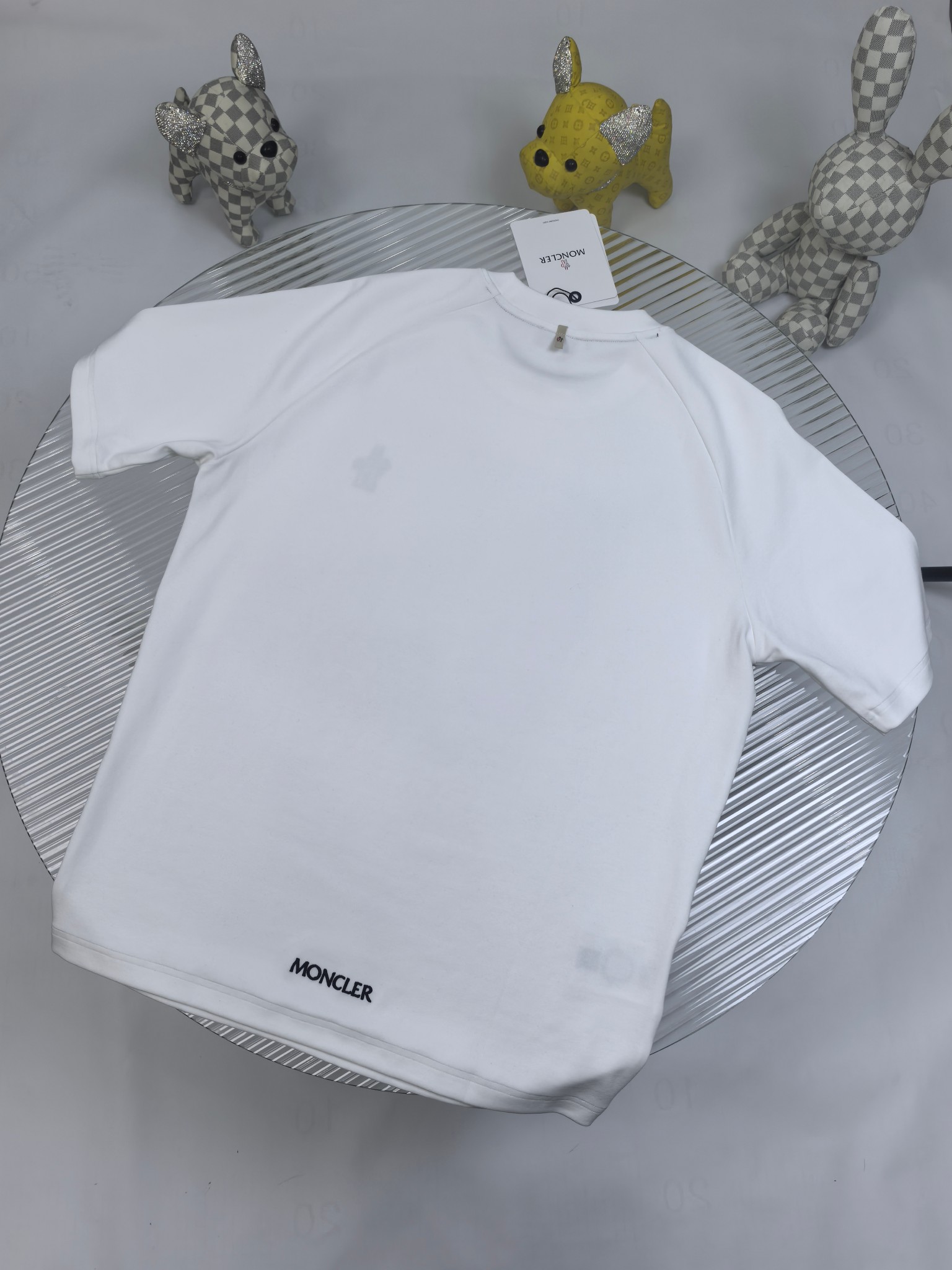 蒙口 2025秋冬 圆领刺绣短袖T恤打底衫 元素性的Logo徽章凸显休闲时尚魅力,依然独领时尚风骚.内搭