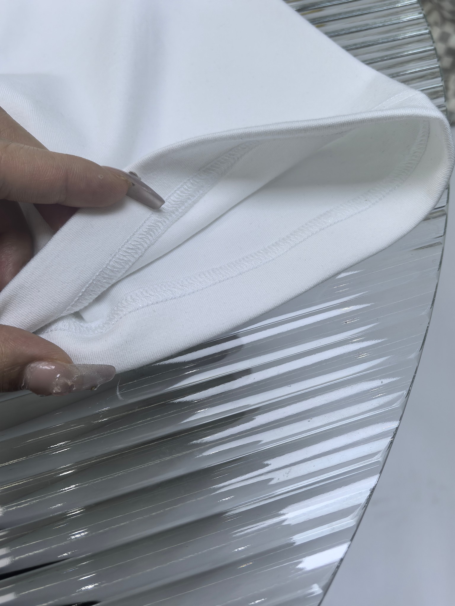 蒙口 2025秋冬 圆领刺绣短袖T恤打底衫 元素性的Logo徽章凸显休闲时尚魅力,依然独领时尚风骚.内搭