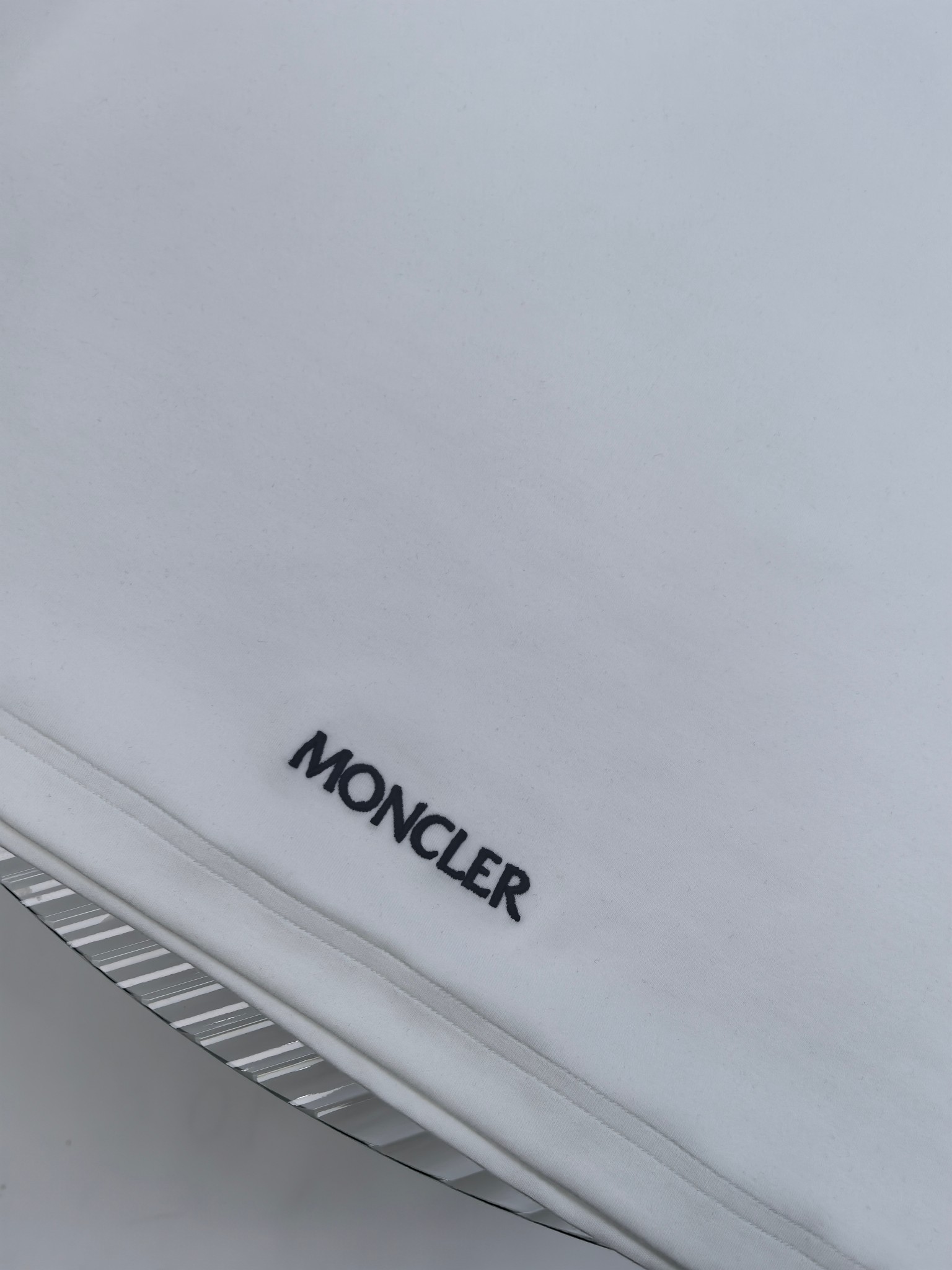 蒙口 2025秋冬 圆领刺绣短袖T恤打底衫 元素性的Logo徽章凸显休闲时尚魅力,依然独领时尚风骚.内搭