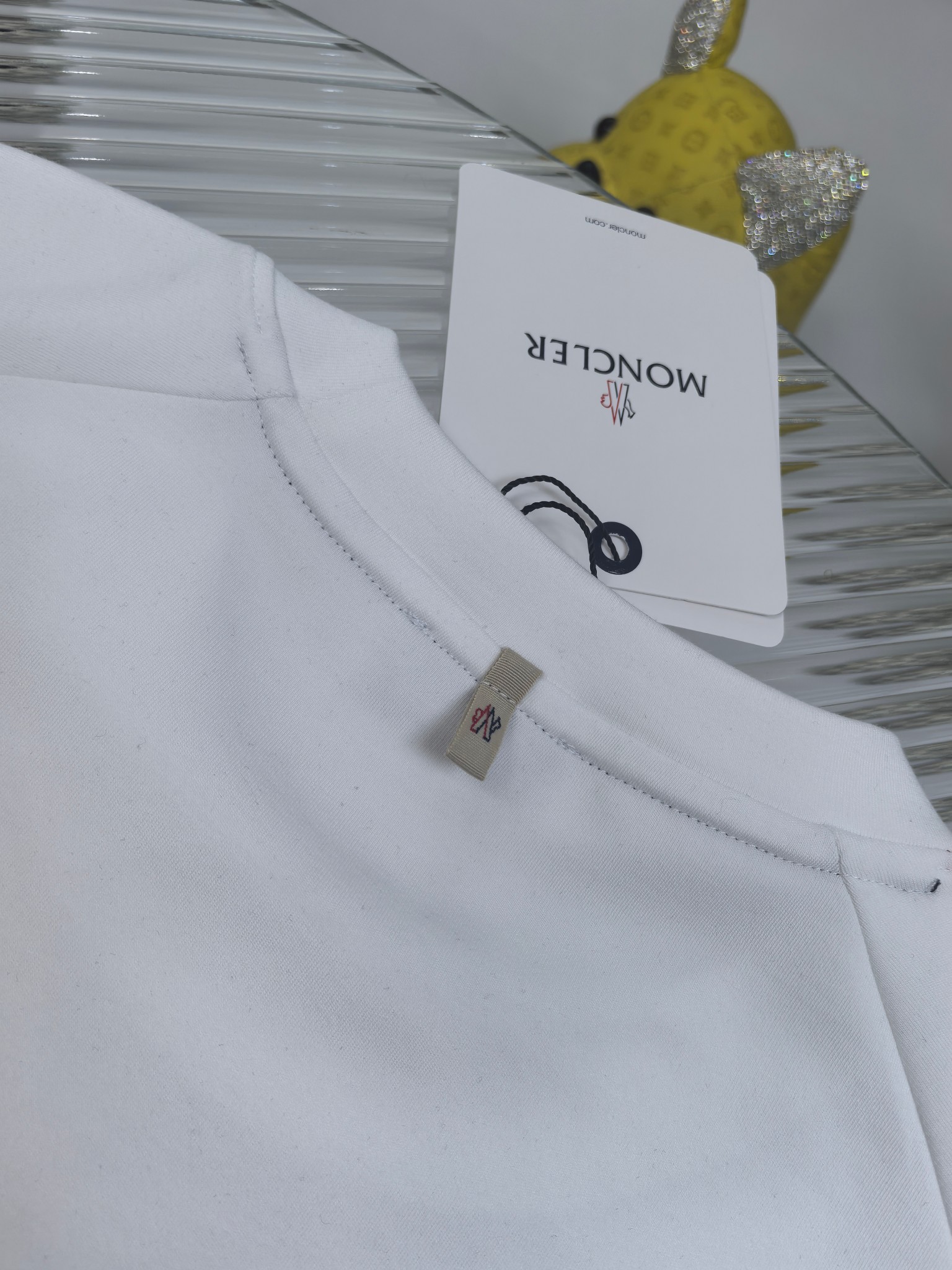 蒙口 2025秋冬 圆领刺绣短袖T恤打底衫 元素性的Logo徽章凸显休闲时尚魅力,依然独领时尚风骚.内搭