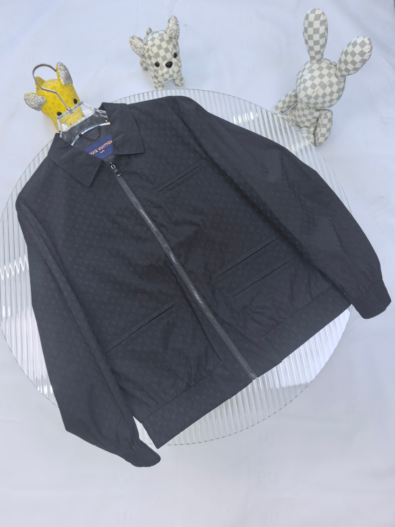 2025SS秋冬新品🆕LV提花夹克外套 系列专柜定制面料 透气舒适度高，细节无可挑剔，品牌元素设计理念，