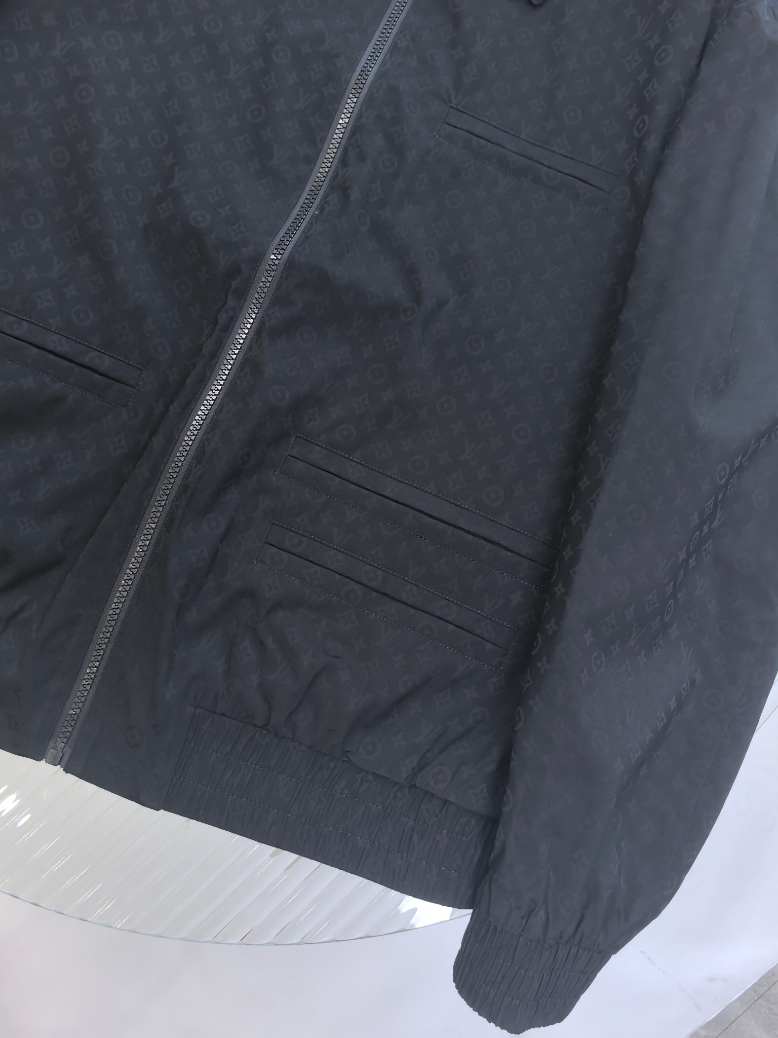 2025SS秋冬新品🆕LV提花夹克外套 系列专柜定制面料 透气舒适度高，细节无可挑剔，品牌元素设计理念，