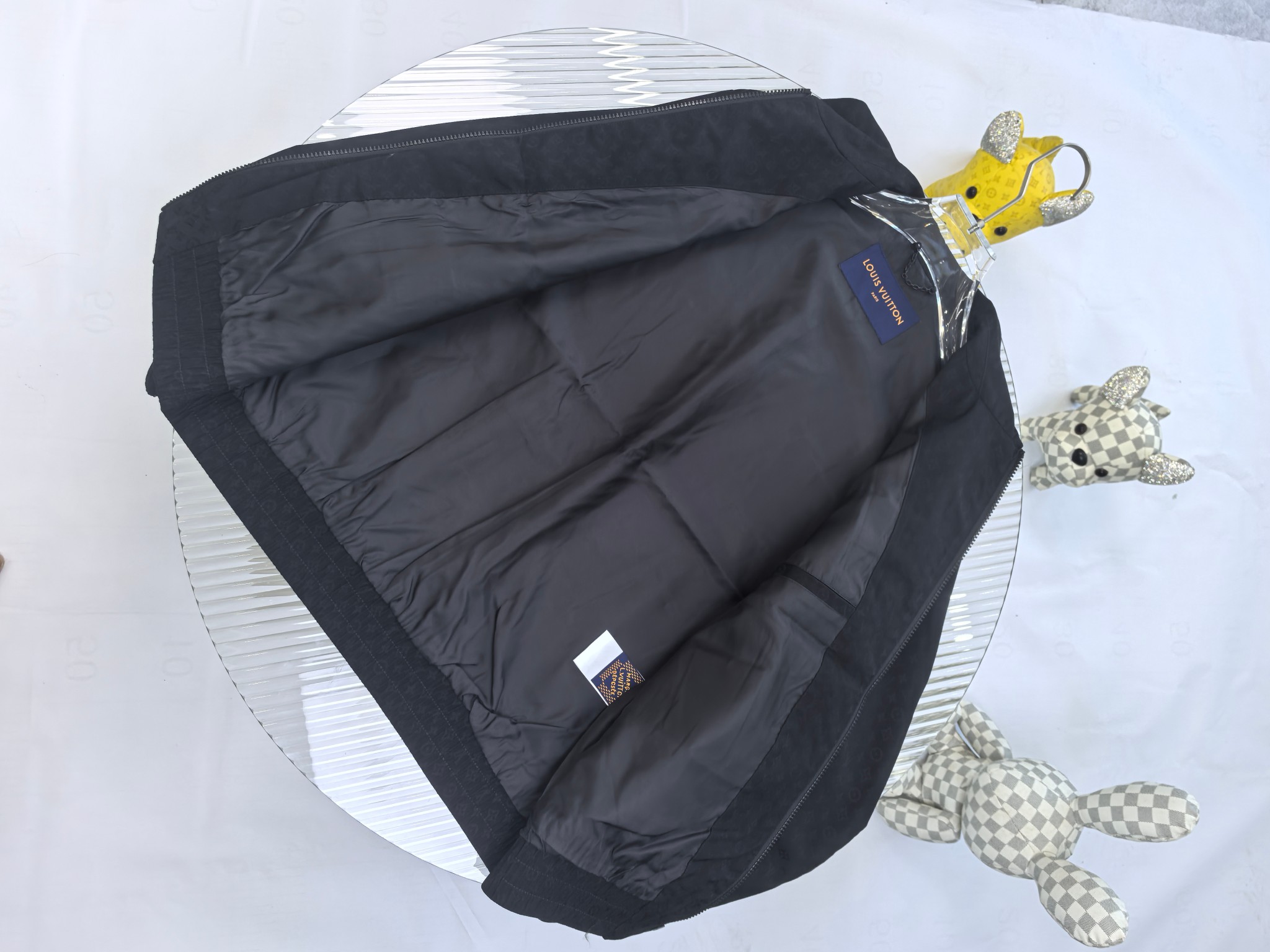 2025SS秋冬新品🆕LV提花夹克外套 系列专柜定制面料 透气舒适度高，细节无可挑剔，品牌元素设计理念，