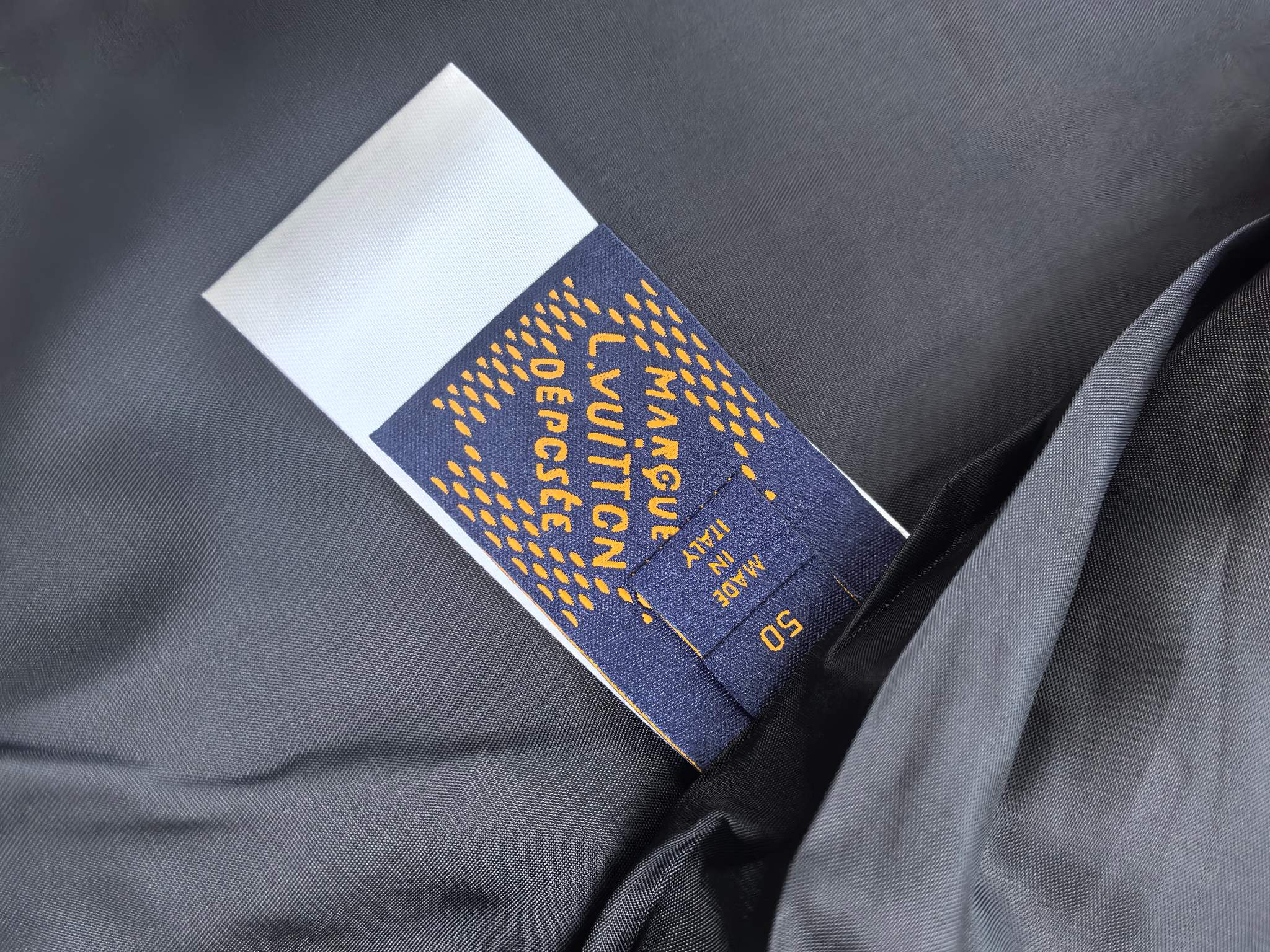 2025SS秋冬新品🆕LV提花夹克外套 系列专柜定制面料 透气舒适度高，细节无可挑剔，品牌元素设计理念，