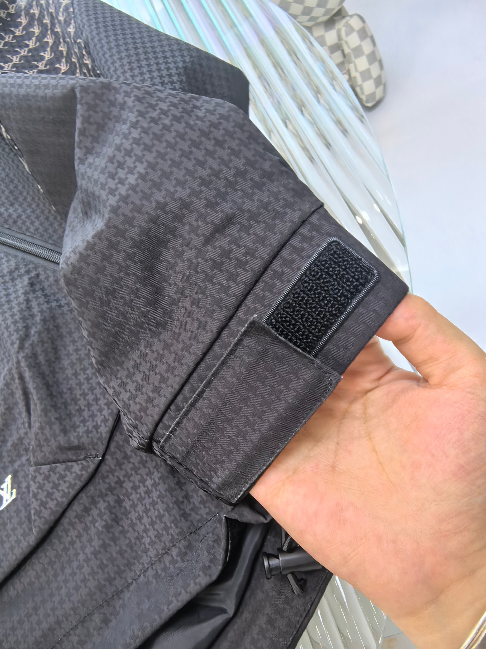 LV 2025ss早春新款发布❤️驴牌连帽夹克外套，春款外套！穿上就是舒适自在又显瘦的存在，慵懒而随性，