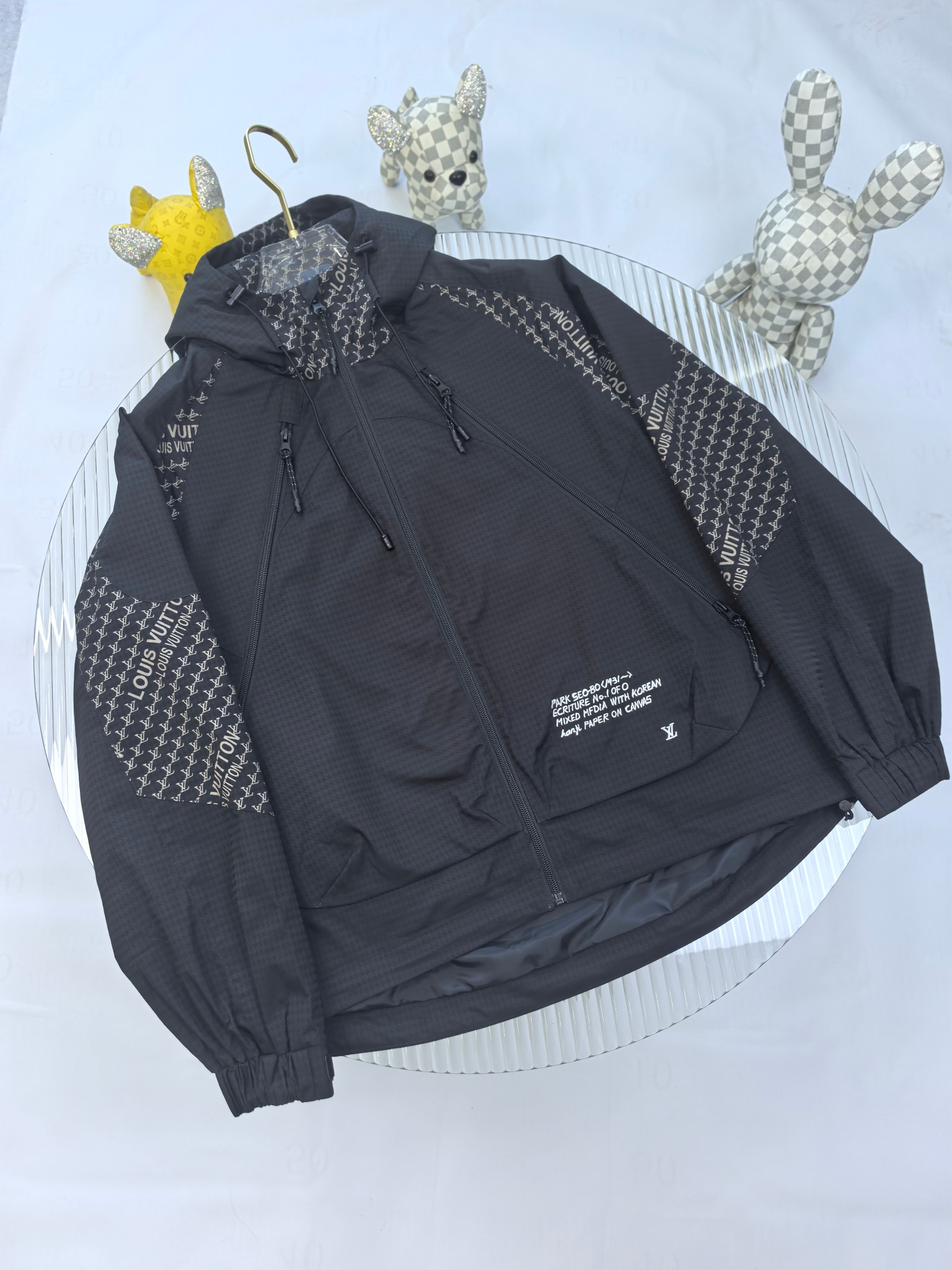 LV 2025ss早春新款发布❤️驴牌连帽夹克外套，春款外套！穿上就是舒适自在又显瘦的存在，慵懒而随性，