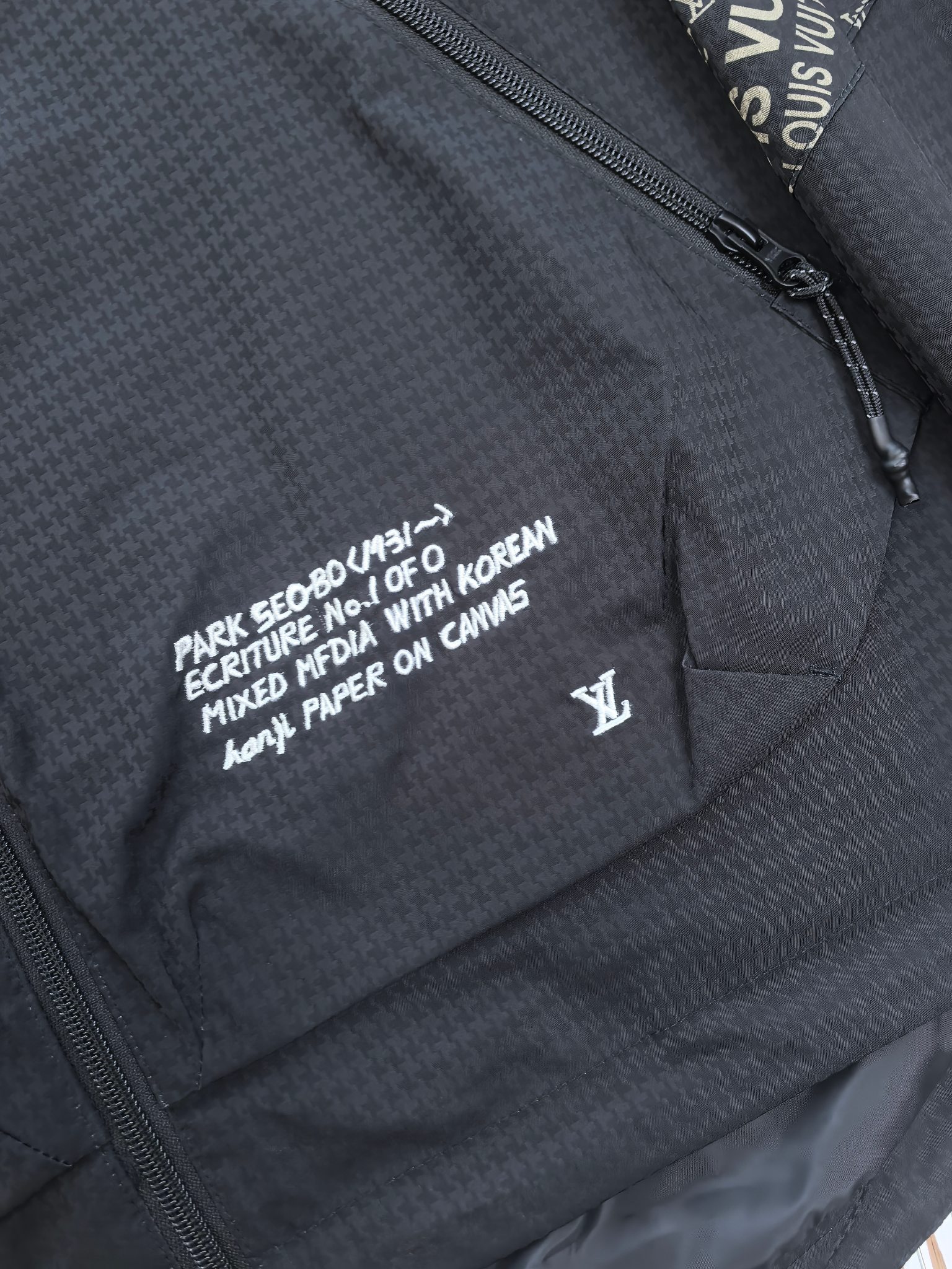 LV 2025ss早春新款发布❤️驴牌连帽夹克外套，春款外套！穿上就是舒适自在又显瘦的存在，慵懒而随性，