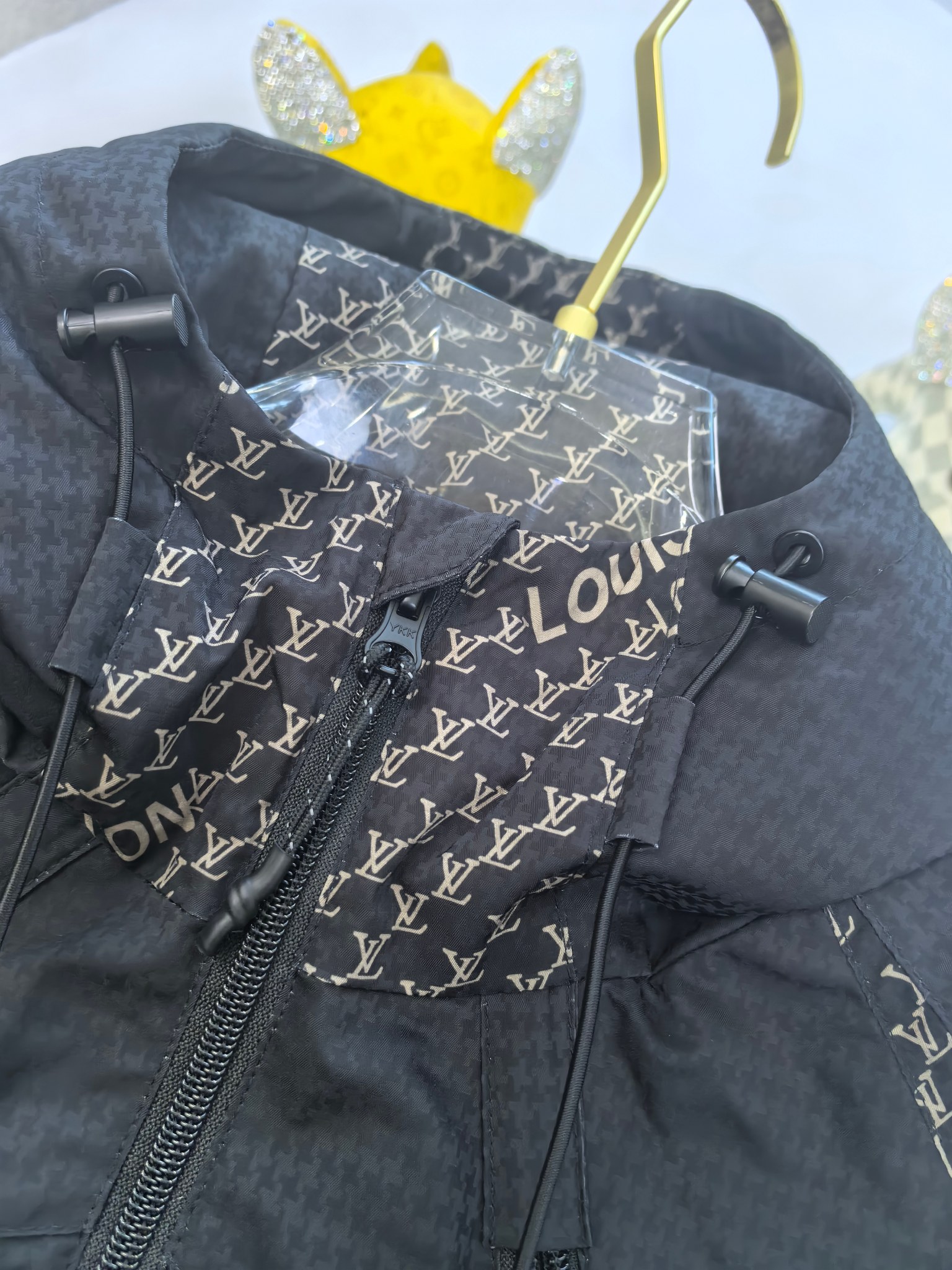 LV 2025ss早春新款发布❤️驴牌连帽夹克外套，春款外套！穿上就是舒适自在又显瘦的存在，慵懒而随性，