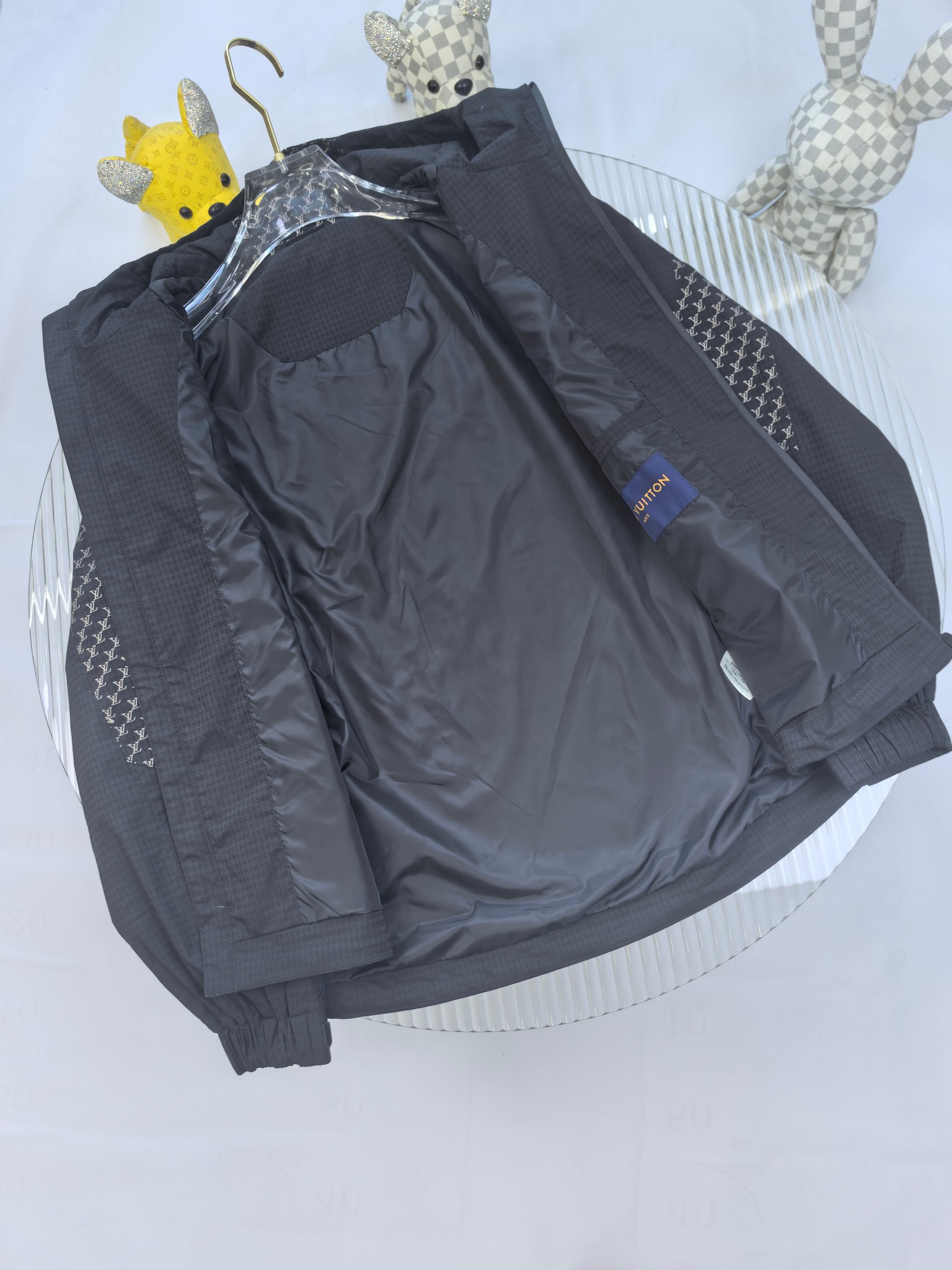 LV 2025ss早春新款发布❤️驴牌连帽夹克外套，春款外套！穿上就是舒适自在又显瘦的存在，慵懒而随性，