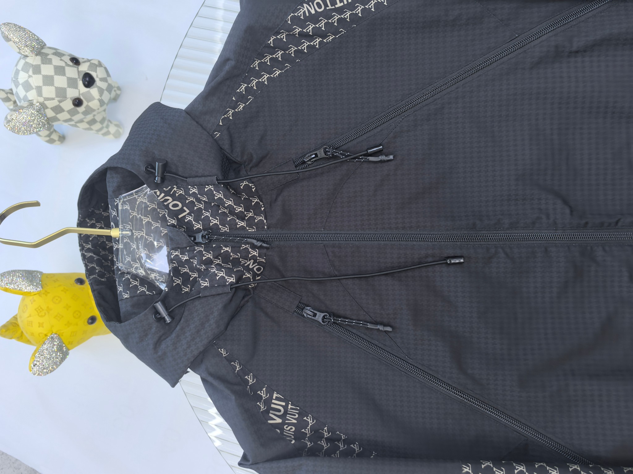 LV 2025ss早春新款发布❤️驴牌连帽夹克外套，春款外套！穿上就是舒适自在又显瘦的存在，慵懒而随性，