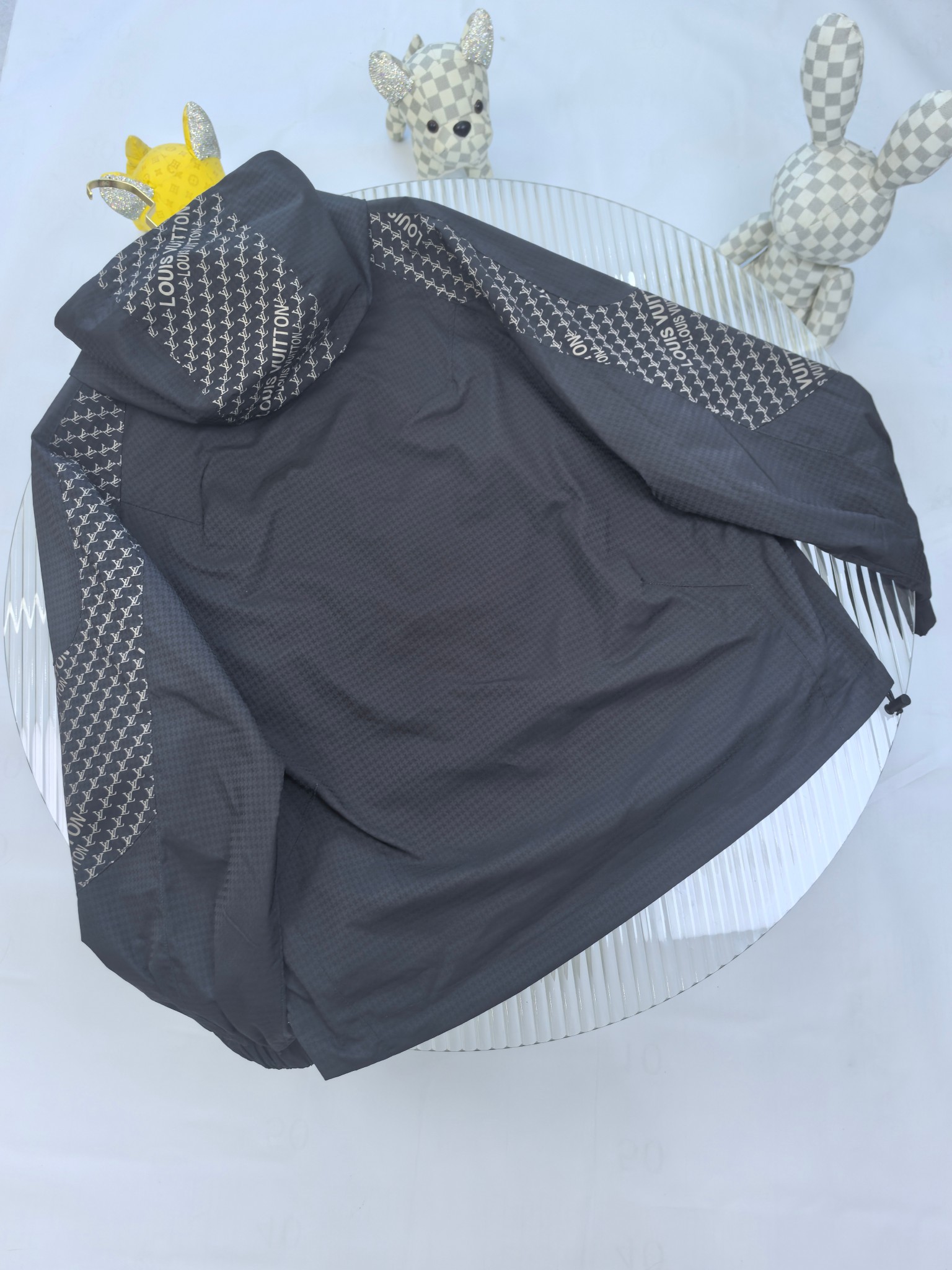 LV 2025ss早春新款发布❤️驴牌连帽夹克外套，春款外套！穿上就是舒适自在又显瘦的存在，慵懒而随性，