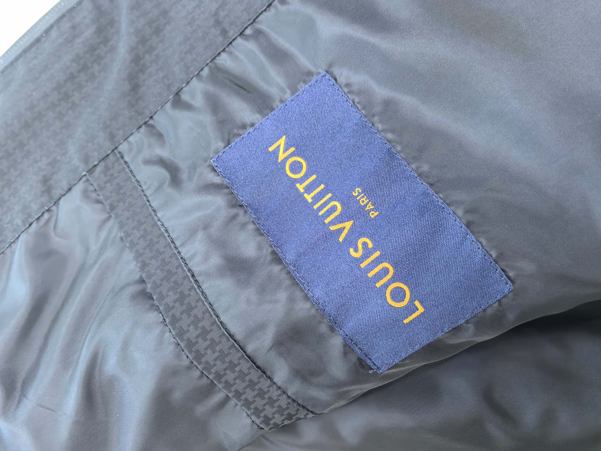 LV 2025ss早春新款发布❤️驴牌连帽夹克外套，春款外套！穿上就是舒适自在又显瘦的存在，慵懒而随性，