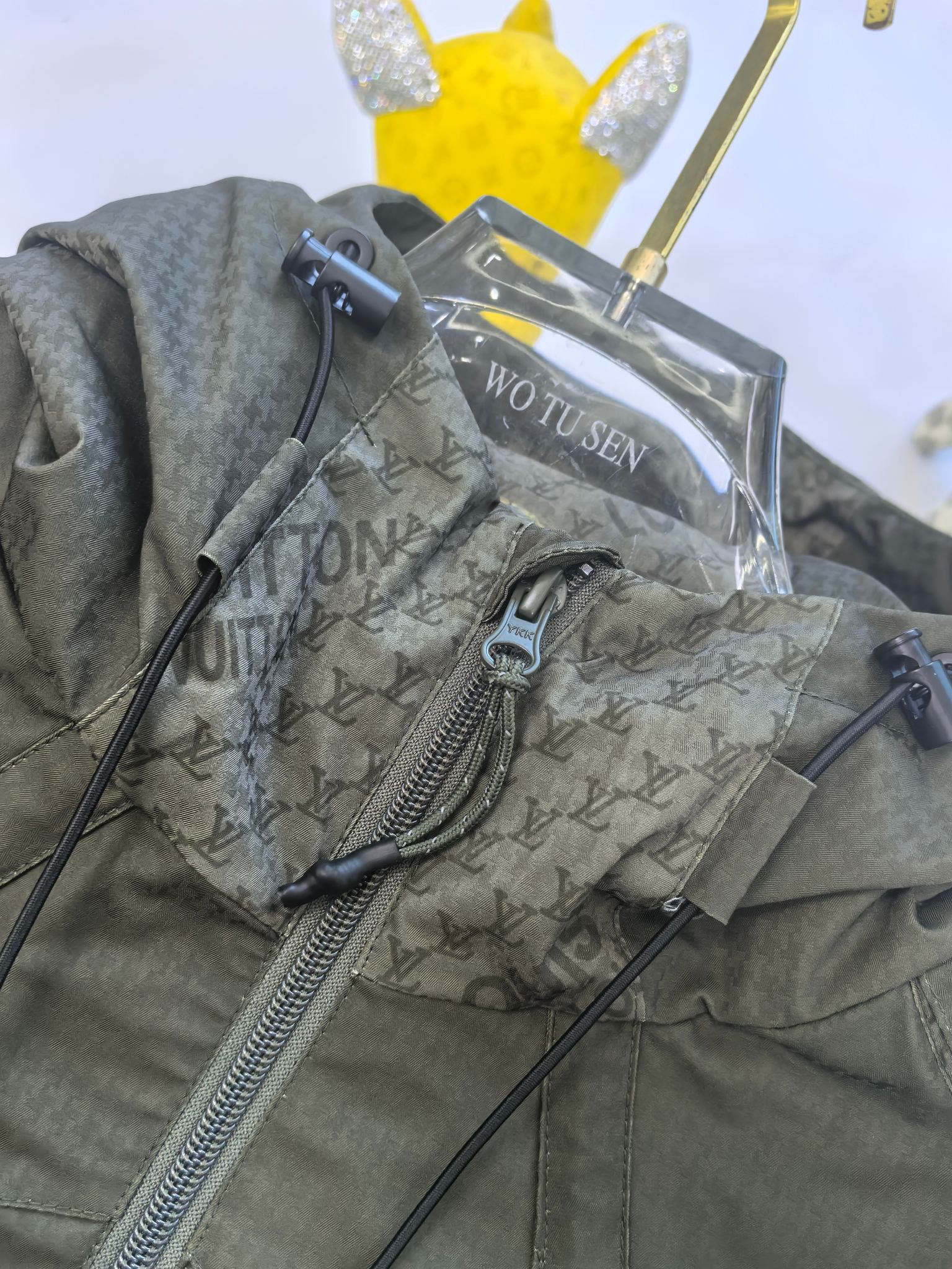 LV2025ss早春新款发布❤️驴牌连帽夹克外套，春款外套！穿上就是舒适自在又显瘦的存在，慵懒而随性，结