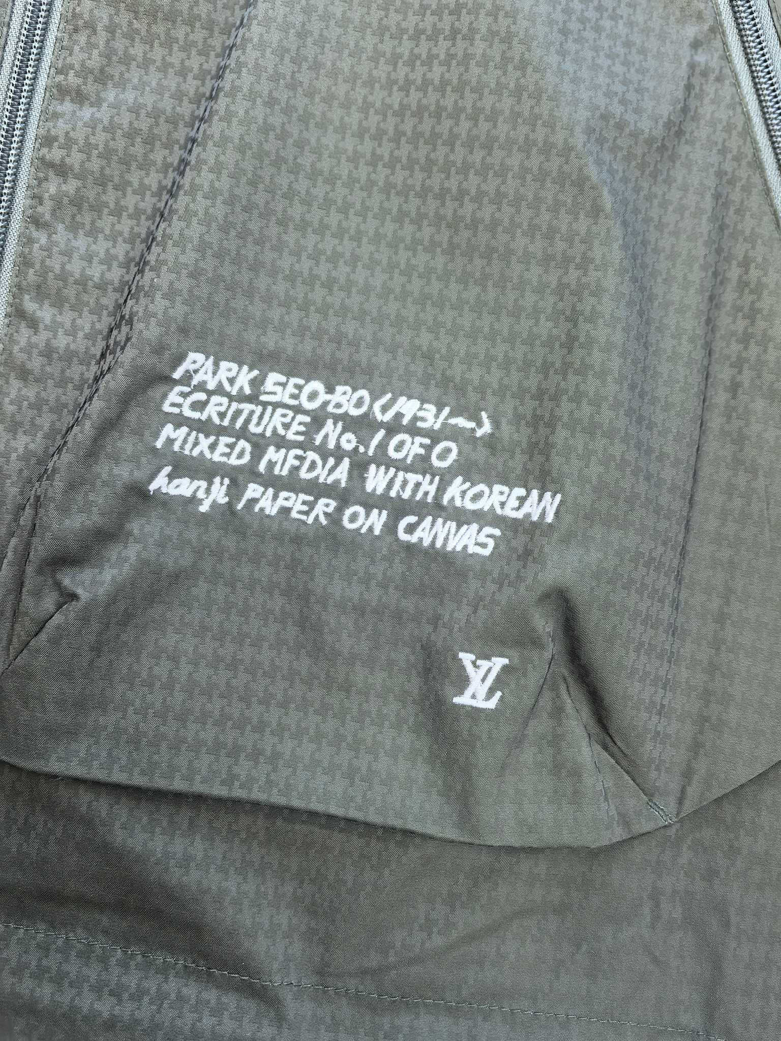 LV2025ss早春新款发布❤️驴牌连帽夹克外套，春款外套！穿上就是舒适自在又显瘦的存在，慵懒而随性，结