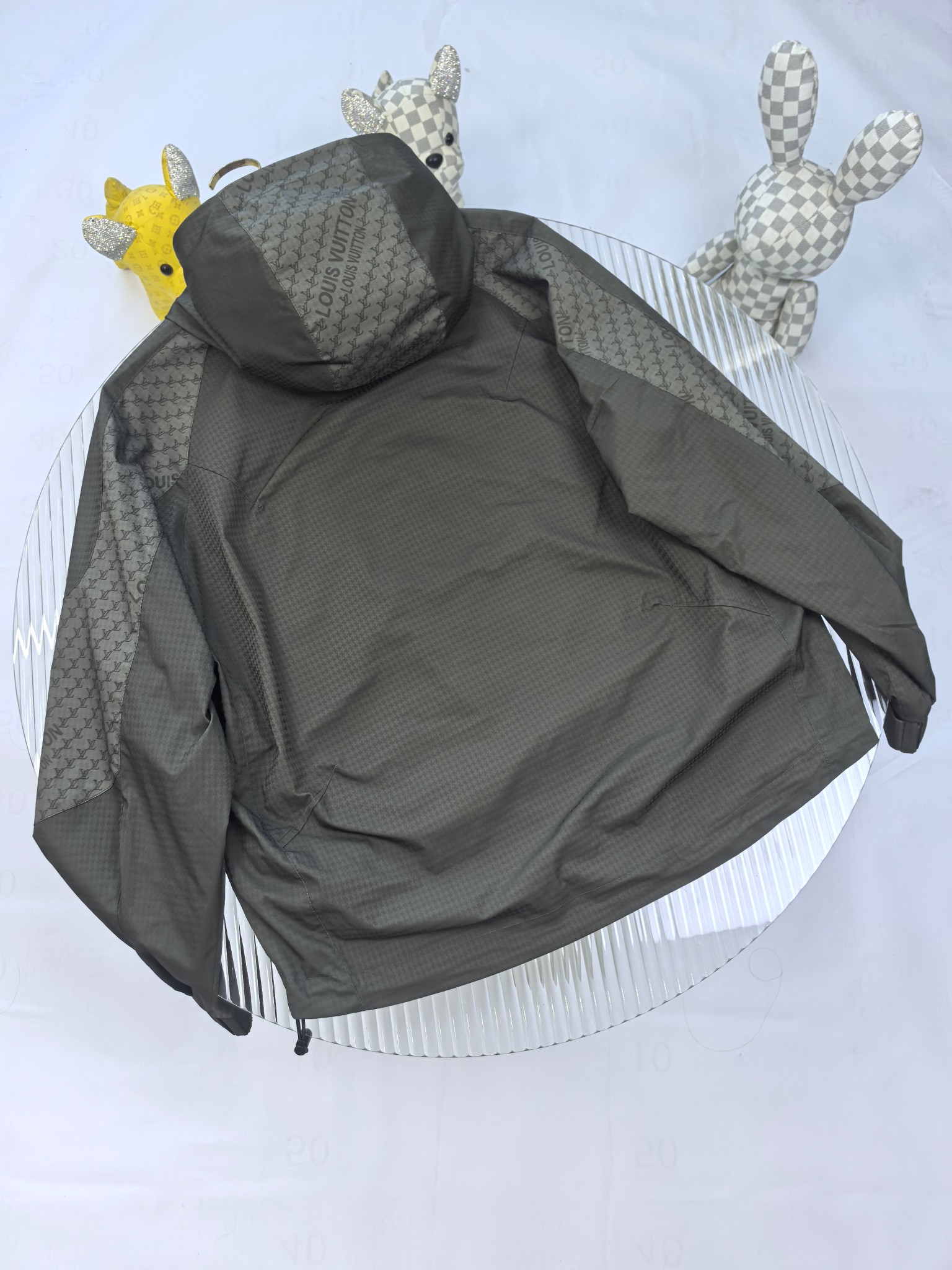 LV2025ss早春新款发布❤️驴牌连帽夹克外套，春款外套！穿上就是舒适自在又显瘦的存在，慵懒而随性，结