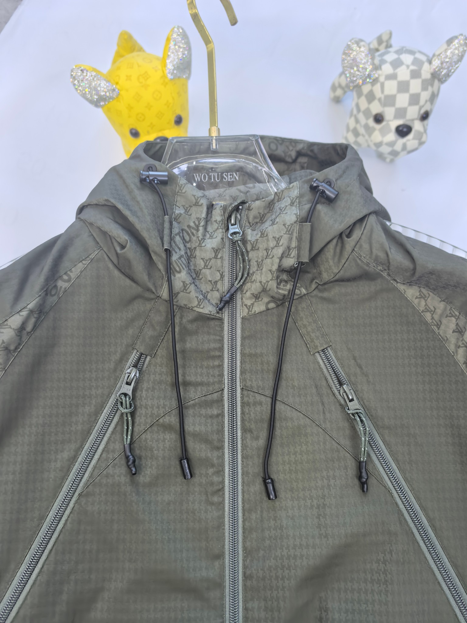 LV2025ss早春新款发布❤️驴牌连帽夹克外套，春款外套！穿上就是舒适自在又显瘦的存在，慵懒而随性，结