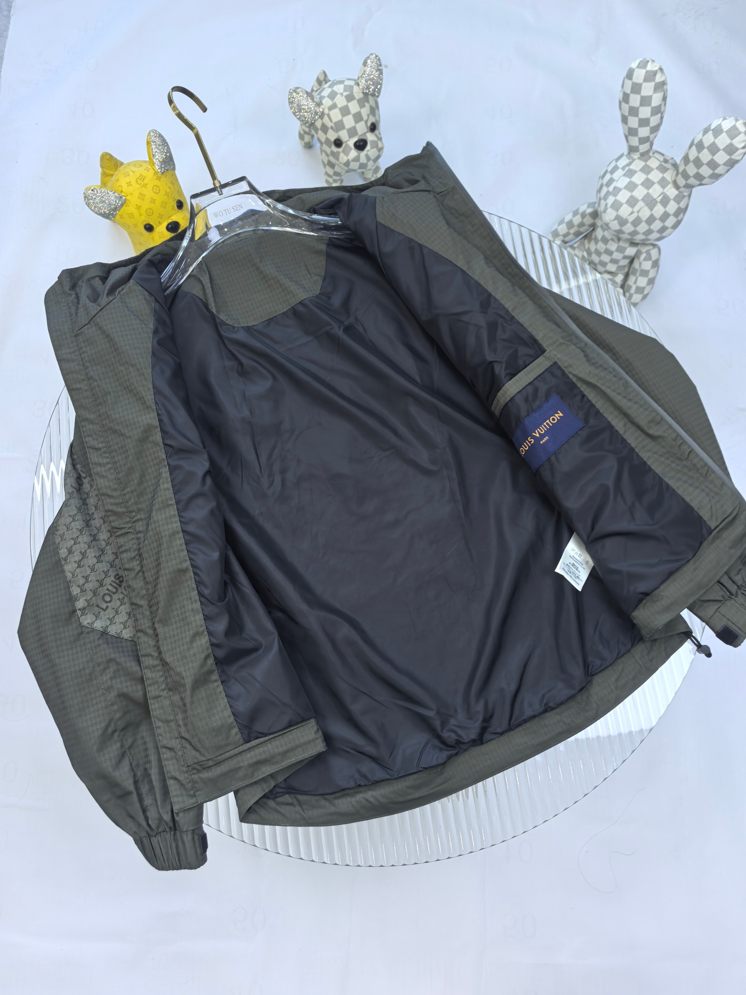 LV2025ss早春新款发布❤️驴牌连帽夹克外套，春款外套！穿上就是舒适自在又显瘦的存在，慵懒而随性，结