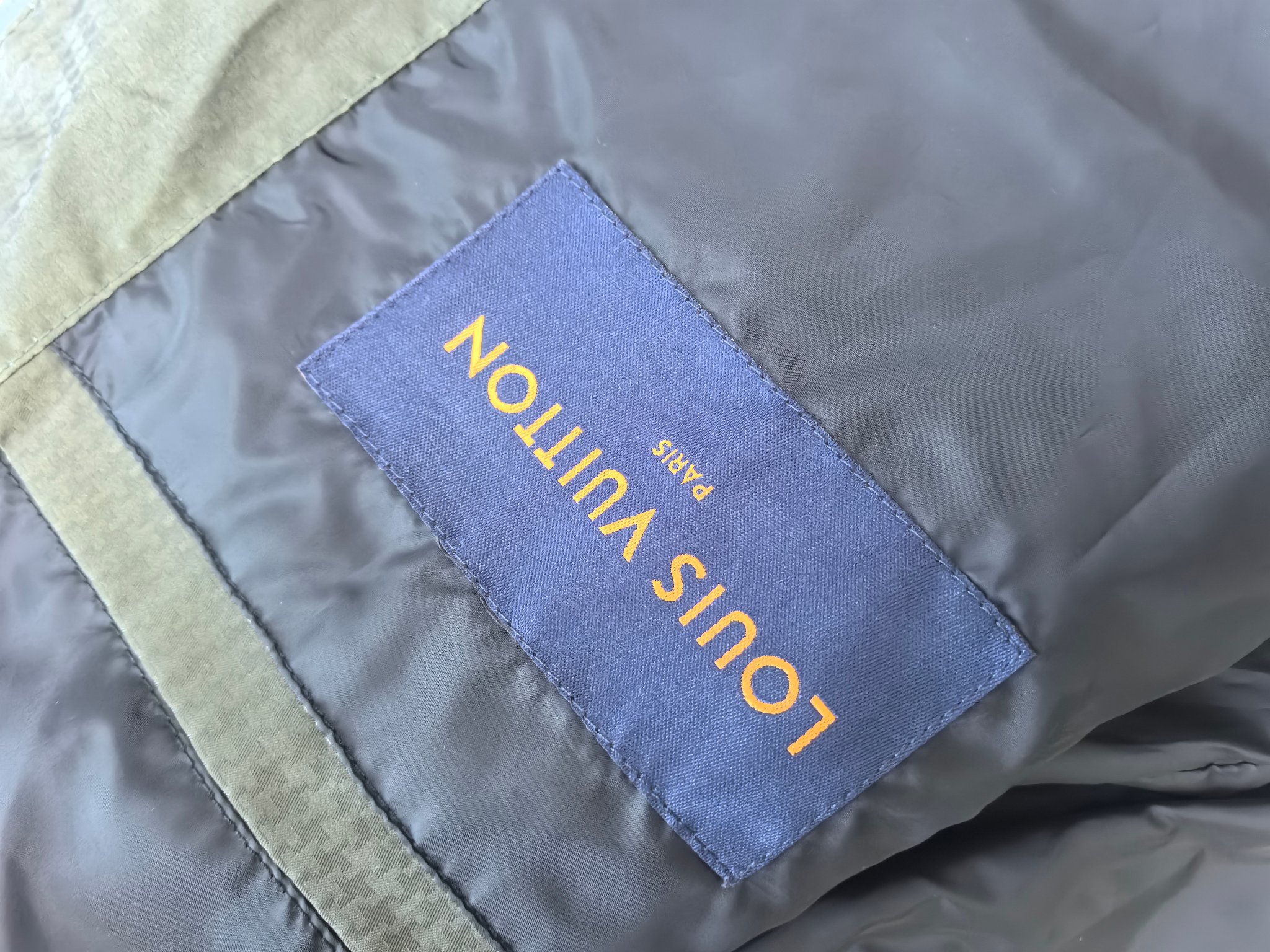 LV2025ss早春新款发布❤️驴牌连帽夹克外套，春款外套！穿上就是舒适自在又显瘦的存在，慵懒而随性，结