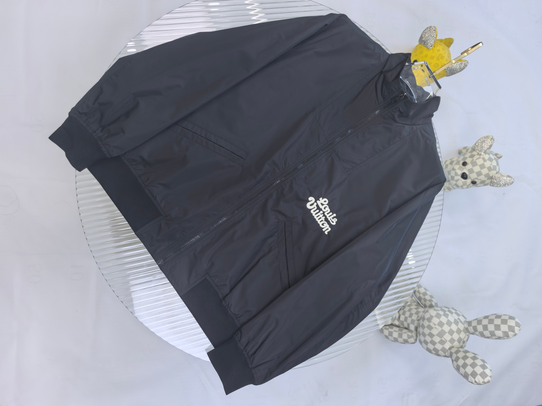 2025SS秋冬新品🆕LV提花夹克外套 系列专柜定制面料 透气舒适度高，细节无可挑剔，品牌元素设计理念，